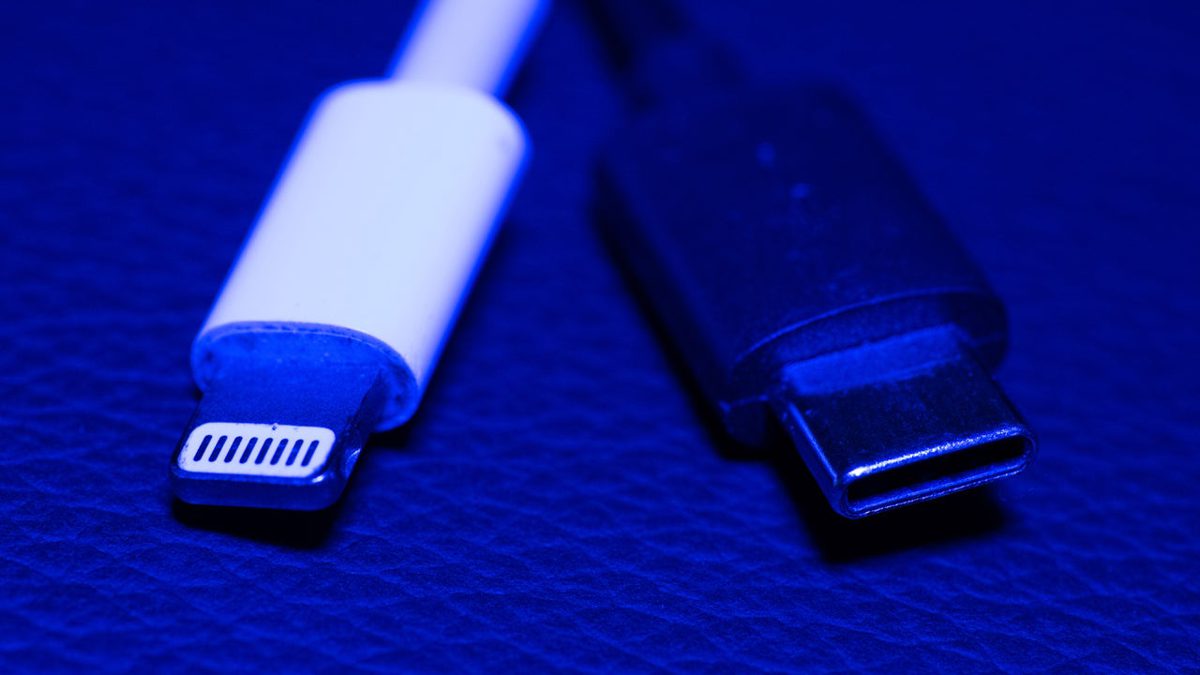 Liên minh châu Âu đã công bố kế hoạch biến đầu nối USB-C trở thành tiêu chuẩn cho tất cả điện thoại thông minh nhằm giảm thiểu chất thải môi trường và giúp việc chuyển đổi giữa các thiết bị trở nên đơn giản hơn. Ảnh: @AFP.