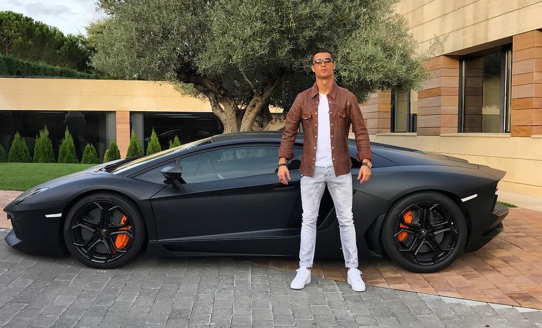 Cận cảnh bộ sưu tập siêu xe trị giá 17 triệu bảng Anh của Cristiano Ronaldo - Ảnh 5.