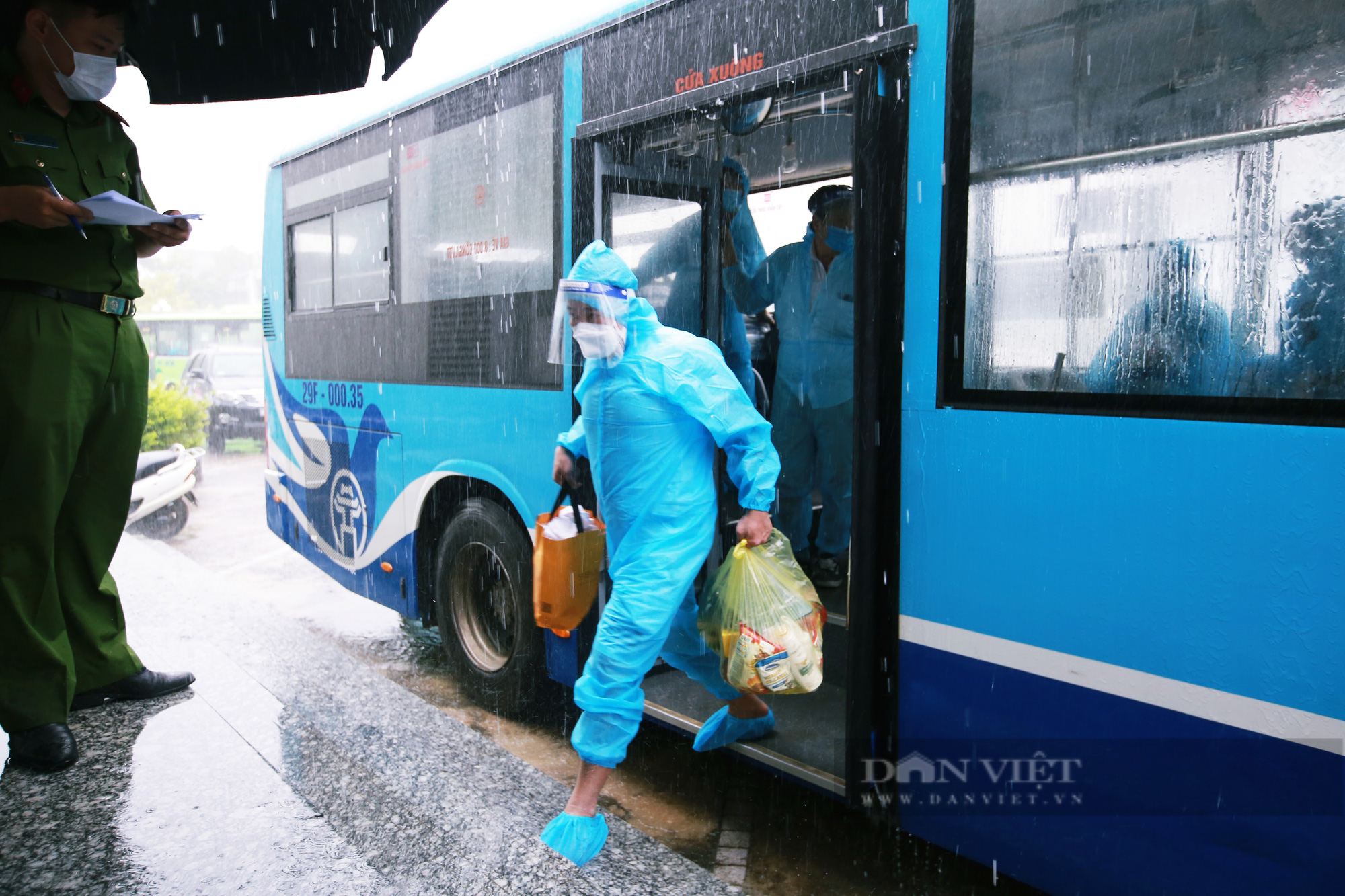 Hà Nội: Người thân đội mưa lớn đến đón những công dân phường Thanh Xuân Trung đi cách ly trở về - Ảnh 1.