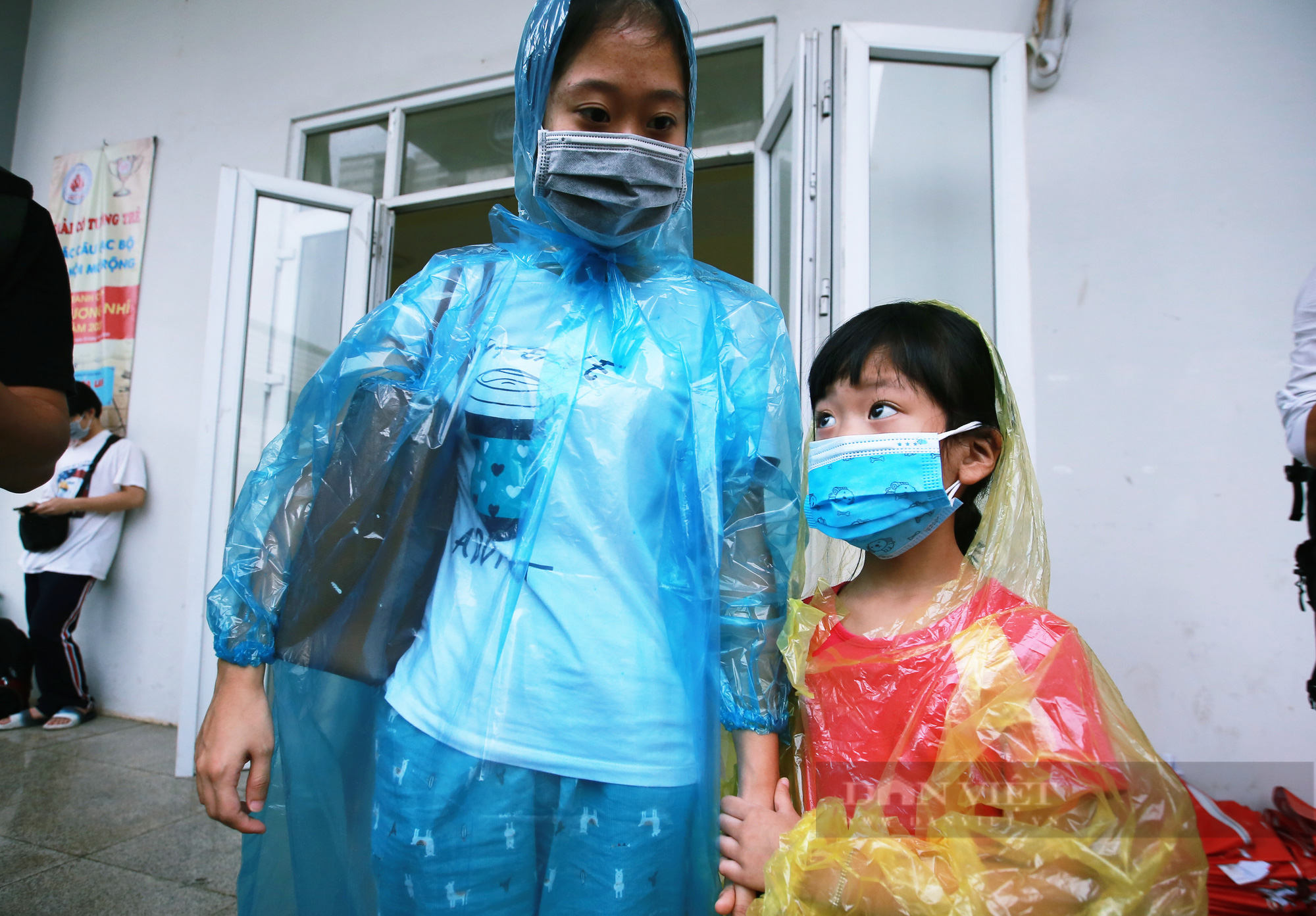 Hà Nội: Người thân đội mưa lớn đến đón những công dân phường Thanh Xuân Trung đi cách ly trở về - Ảnh 3.