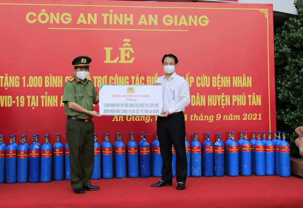 An Giang: 2.000 bình oxy, 50 tấn gạo kịp thời đến các khu điều trị F0 và người dân khu phong toả Phú Tân - Ảnh 1.