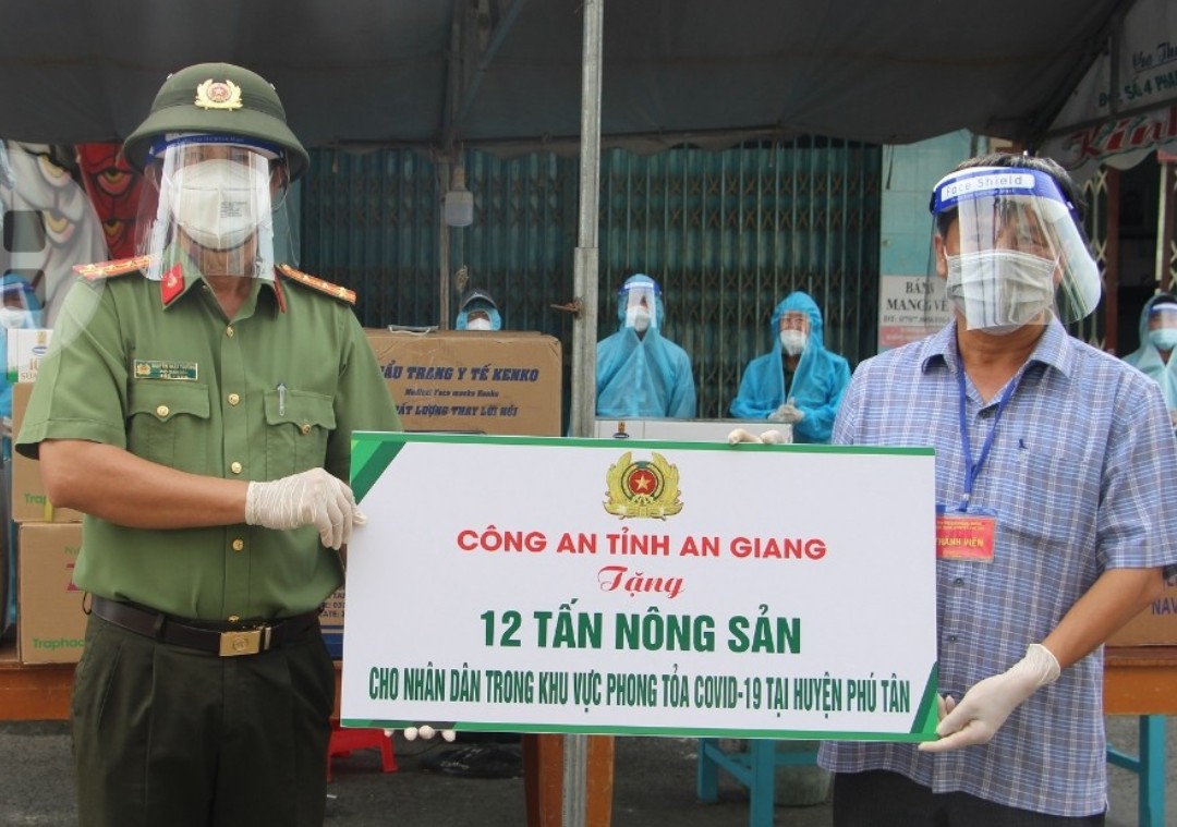 An Giang: 2.000 bình oxy, 50 tấn gạo kịp thời đến các khu điều trị F0 và người dân khu phong toả Phú Tân - Ảnh 2.