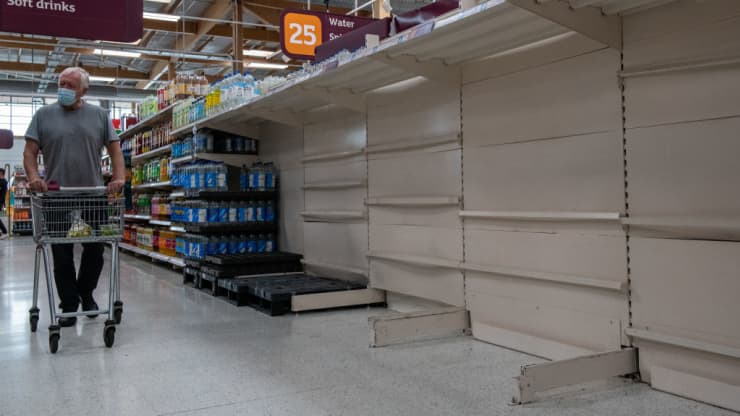 Trạm xăng tạm đóng cửa, kệ hàng siêu thị trống rỗng: người Anh bước vào một mùa đông khó khăn sau tái mở cửa - Ảnh 2.