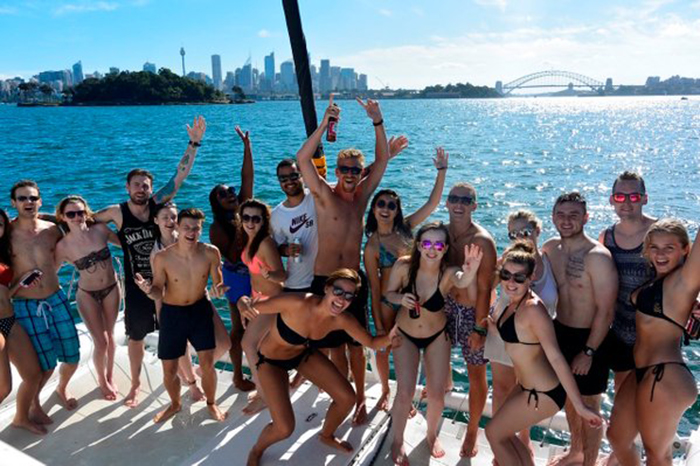 Australia: Đếm ngược thời gian kích hoạt &quot;lộ trình tự do&quot; với các &quot;chân dài bikini sexy&quot; lại tràn xuống bãi biển - Ảnh 1.