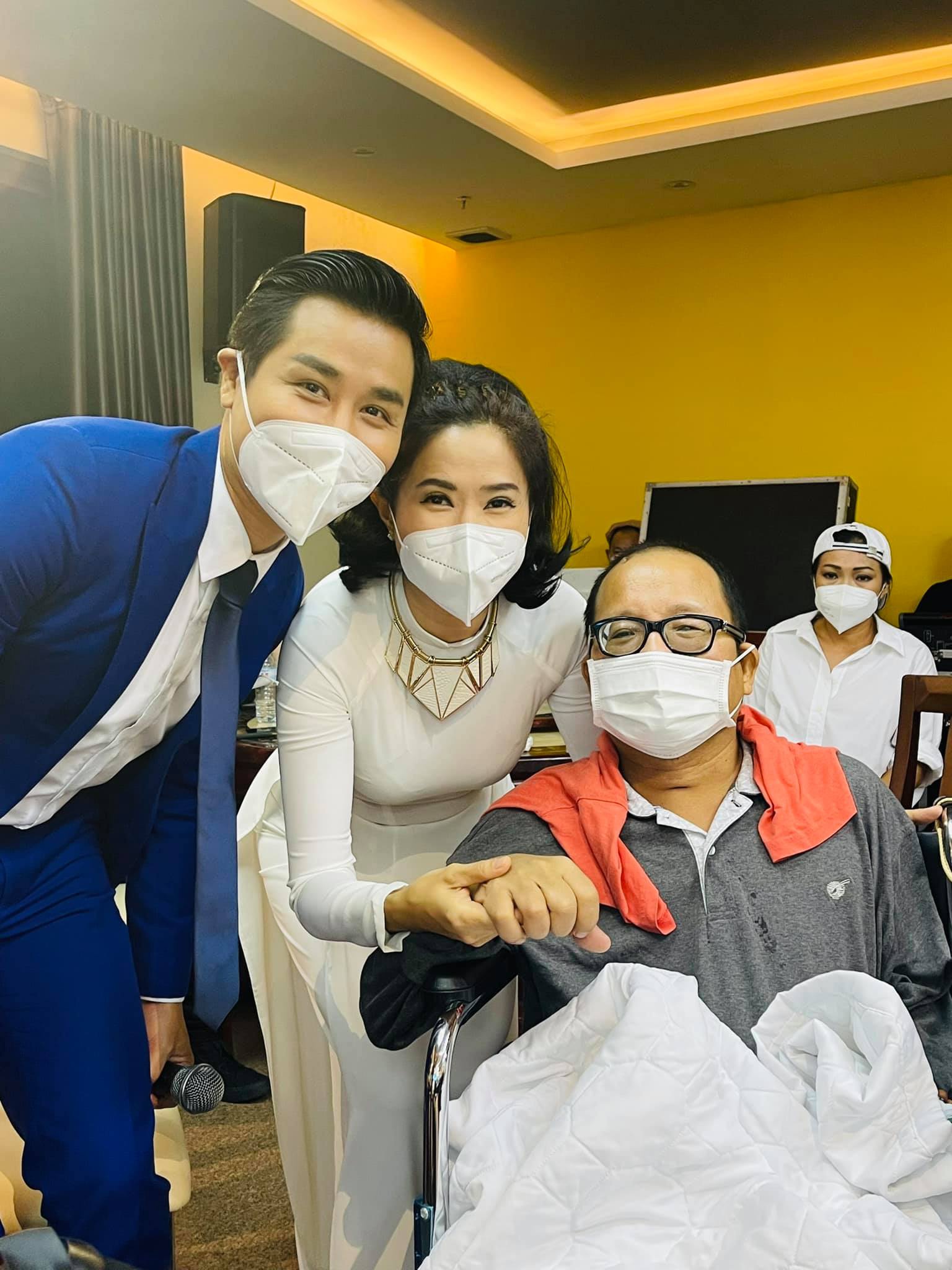 Nghệ sĩ saxophone Trần Mạnh Tuấn phục hồi sau đột quỵ, rơi nước mắt khi gặp đồng nghiệp - Ảnh 1.