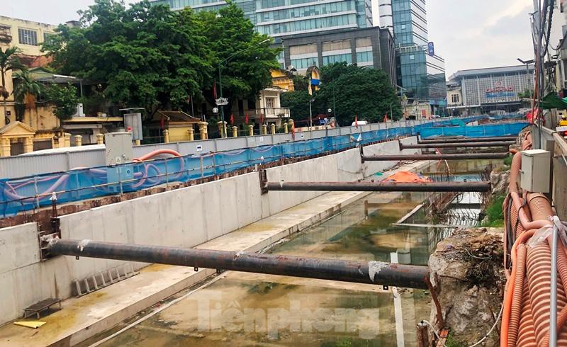 Cận cảnh ga ngầm metro Hà Nội bị nhà thầu nước ngoài dừng thi công - Ảnh 6.