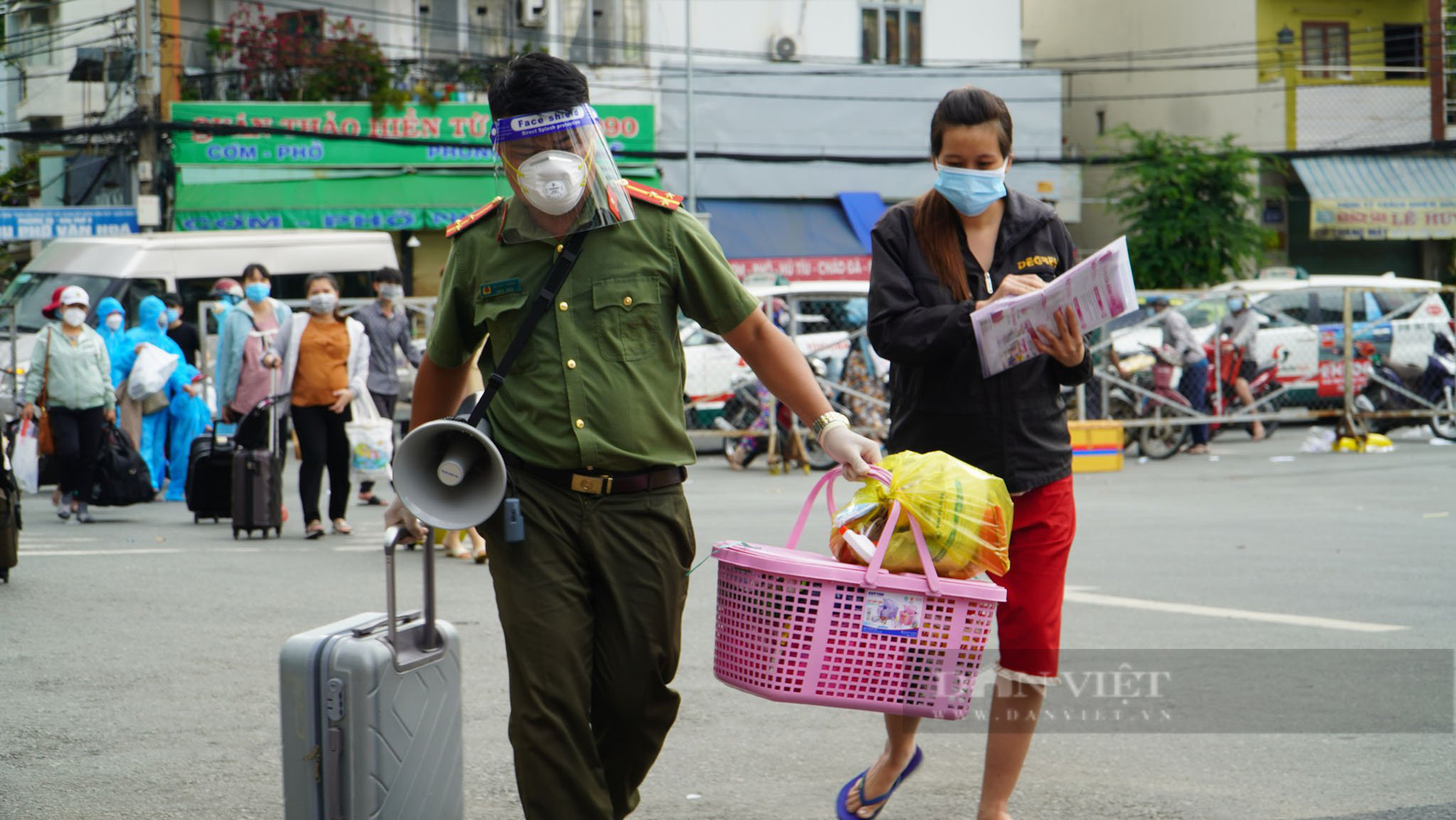 Những chuyến “hồi hương” thấm đẫm nước mắt - Ảnh 2.