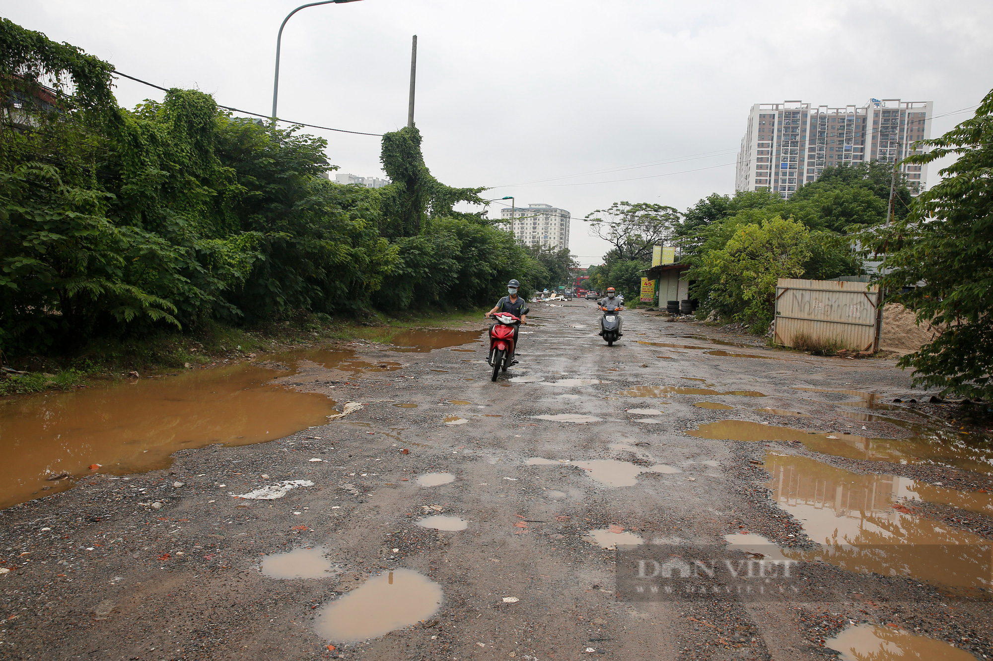 Người Hà Nội &quot;offroad&quot; trên 500m đường chi chít ổ gà, ổ voi - Ảnh 2.