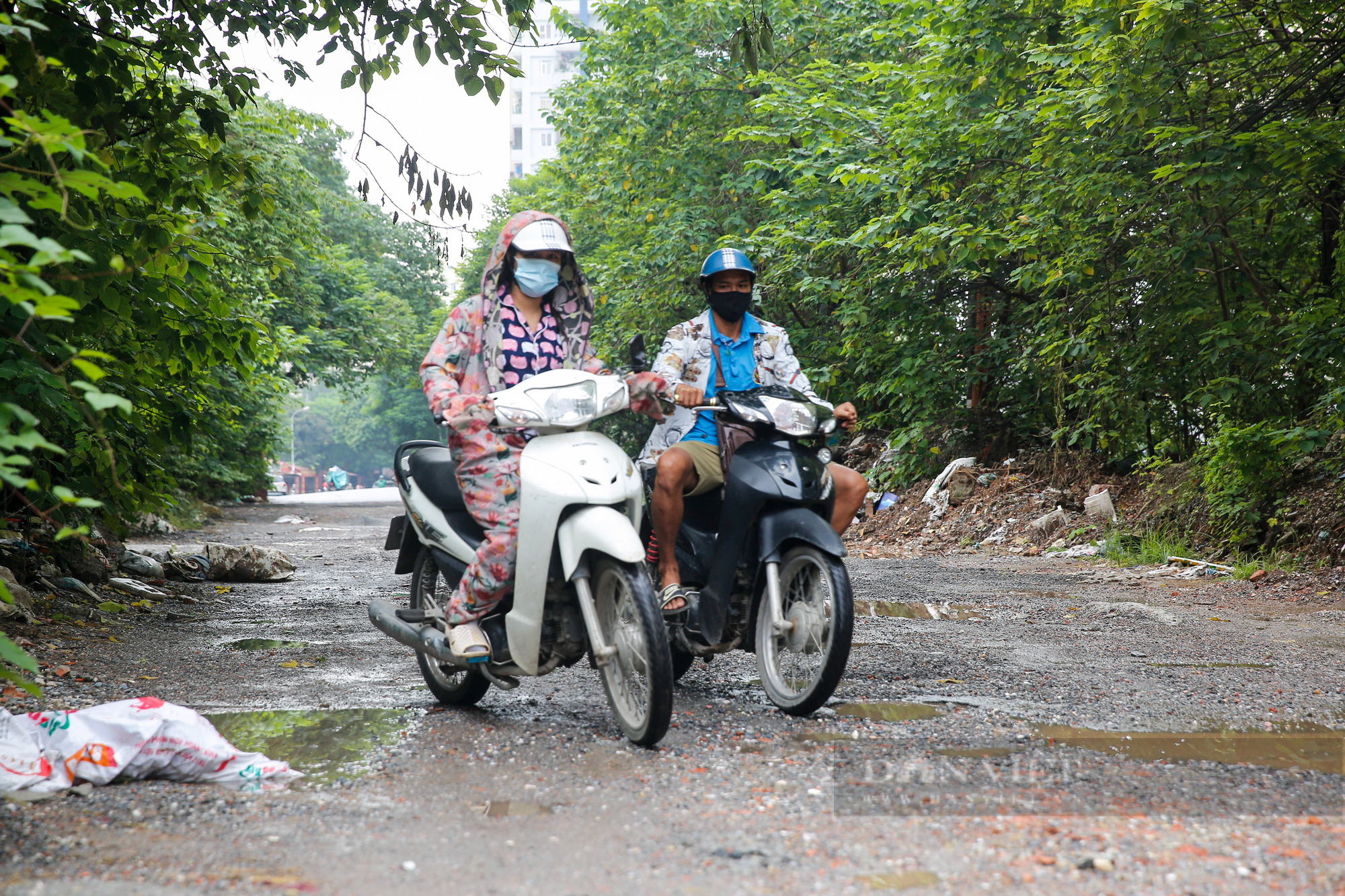 Người Hà Nội &quot;offroad&quot; trên 500m đường chi chít ổ gà, ổ voi - Ảnh 3.