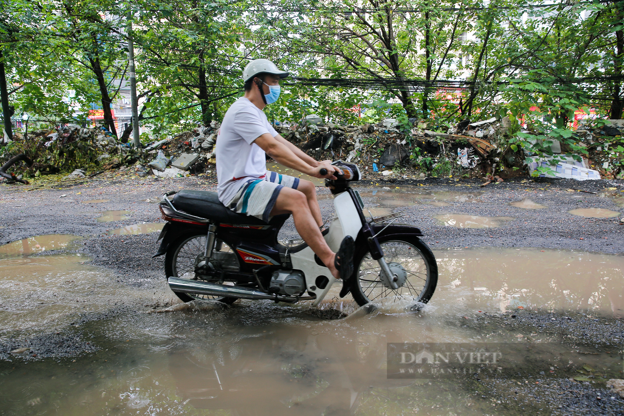 Người Hà Nội &quot;offroad&quot; trên 500m đường chi chít ổ gà, ổ voi - Ảnh 4.