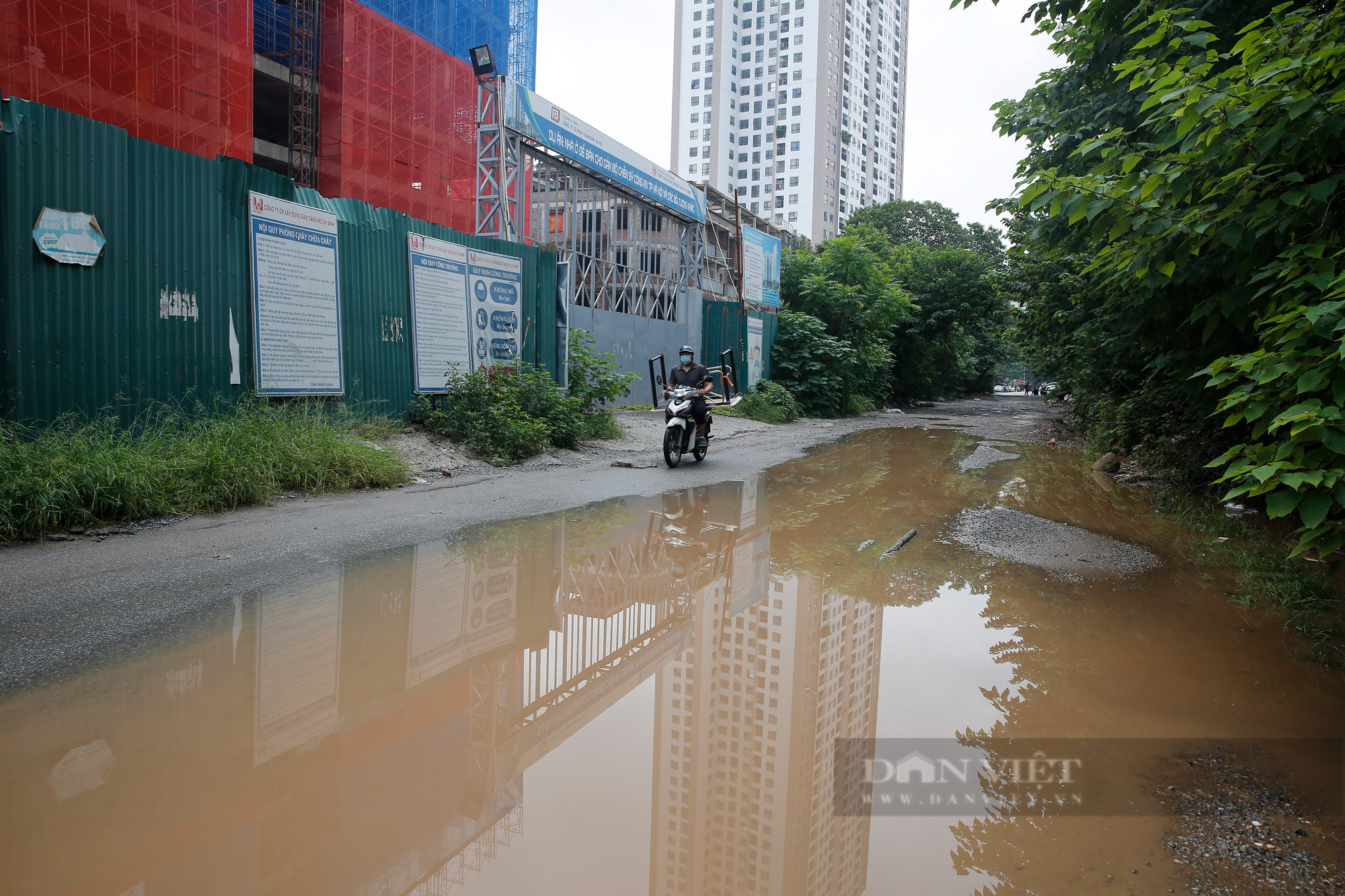 Người Hà Nội &quot;offroad&quot; trên 500m đường chi chít ổ gà, ổ voi - Ảnh 9.