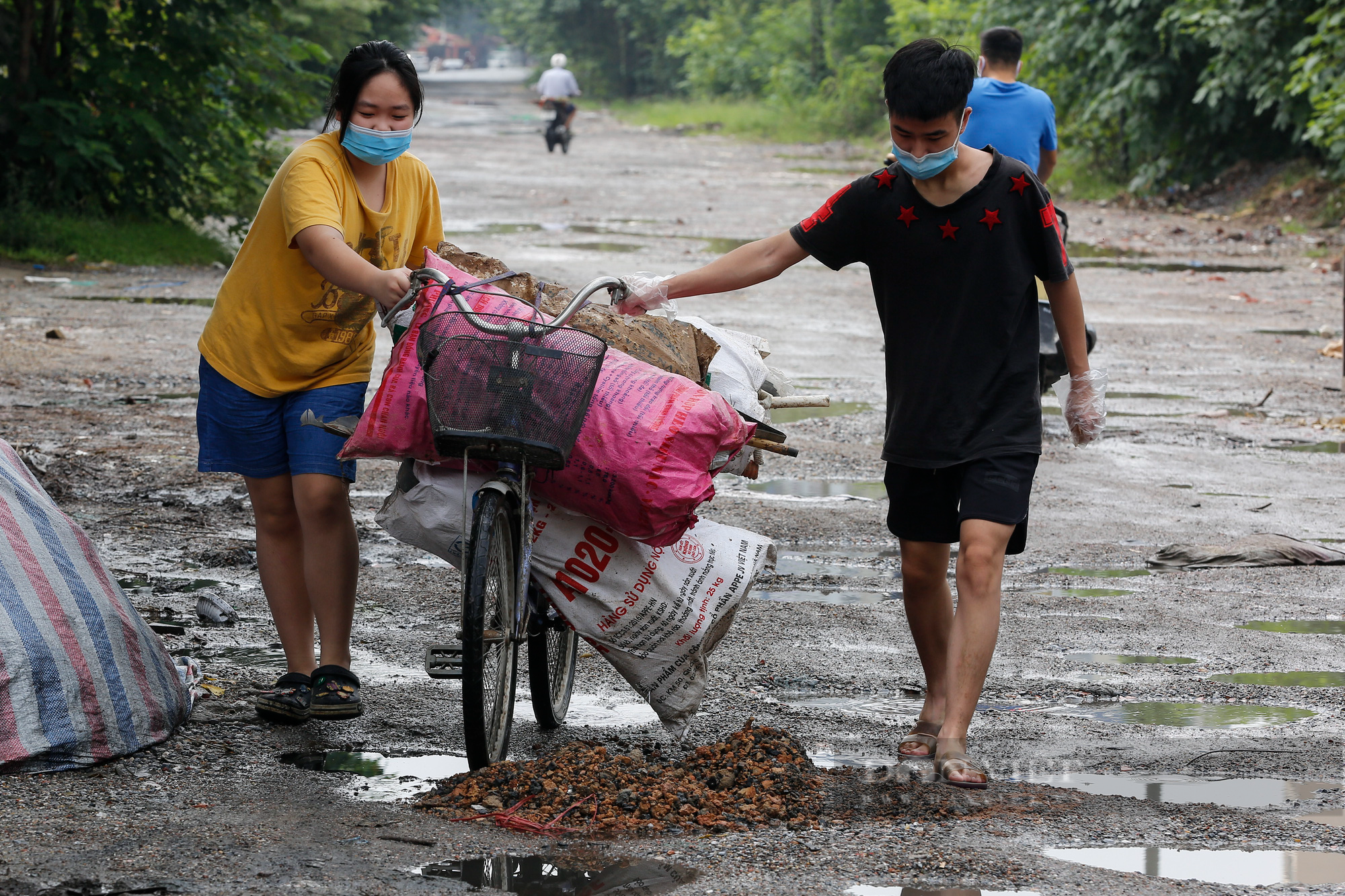 Người Hà Nội &quot;offroad&quot; trên 500m đường chi chít ổ gà, ổ voi - Ảnh 13.