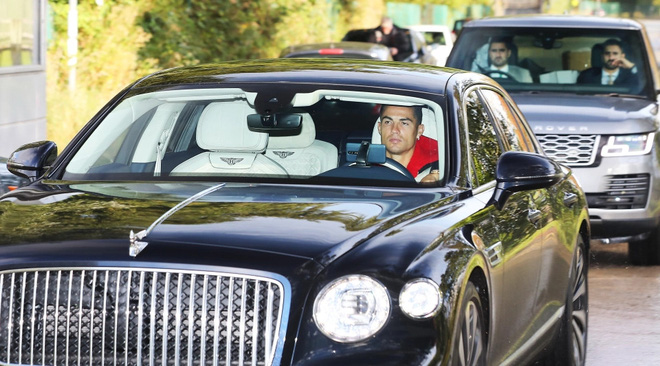 Cristiano Ronaldo lái Bentley Flying Spur đến sân tập, vệ sỹ đi Range Rover nhưng có chi tiết gây khó hiểu - Ảnh 2.