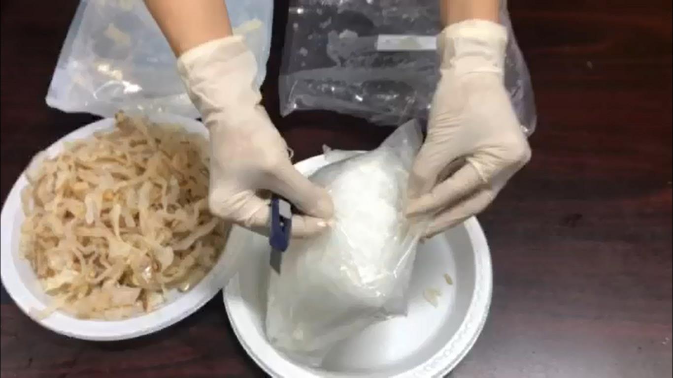 Phát hiện hơn 4,6kg ma túy &quot;ẩn náu&quot; trong gói cá khô và sứa biển chuẩn bị xuất khẩu sang Úc - Ảnh 1.