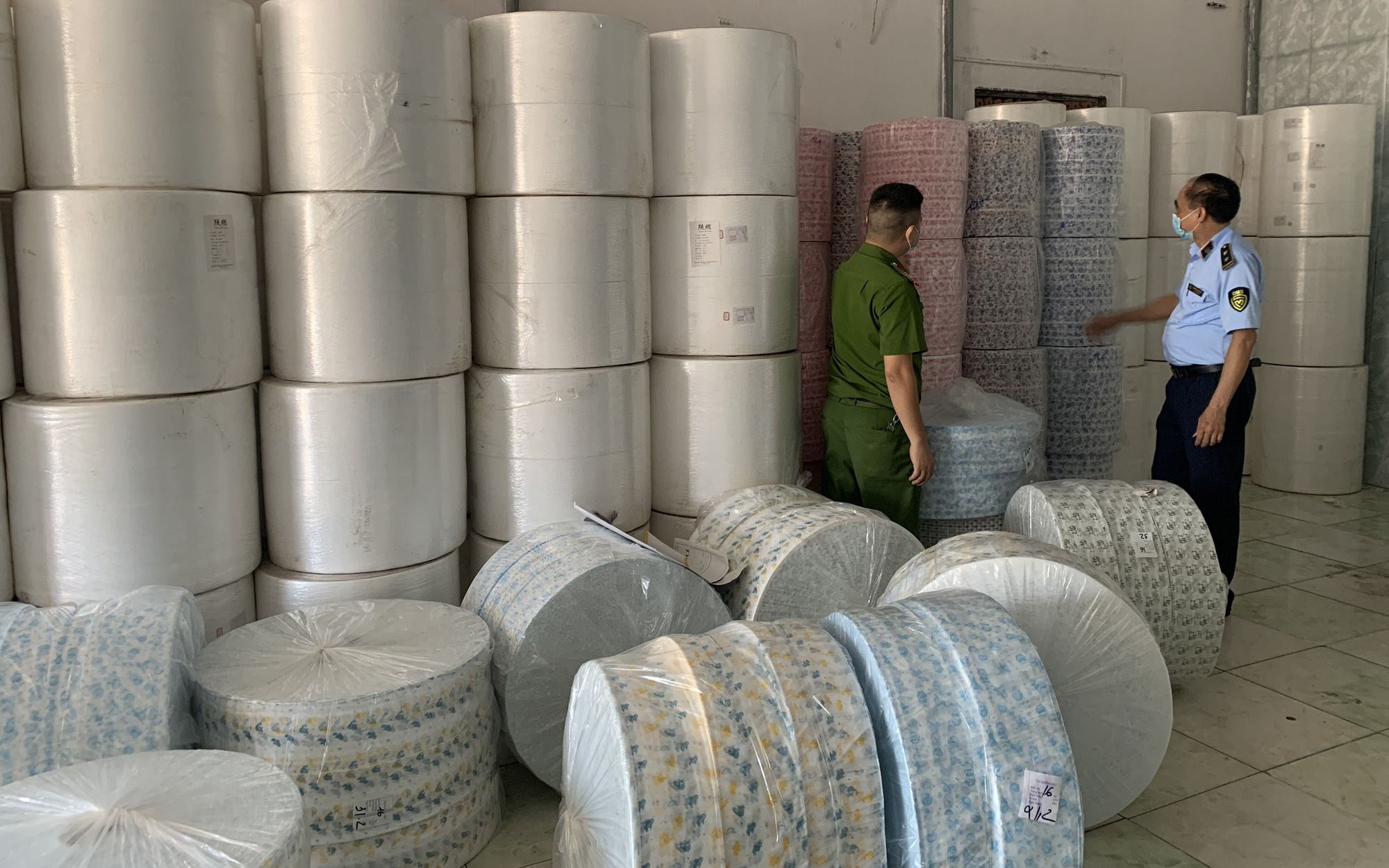 Tịch thu hàng tấn vải không dệt nhập lậu từ Trung Quốc dùng để may khẩu trang