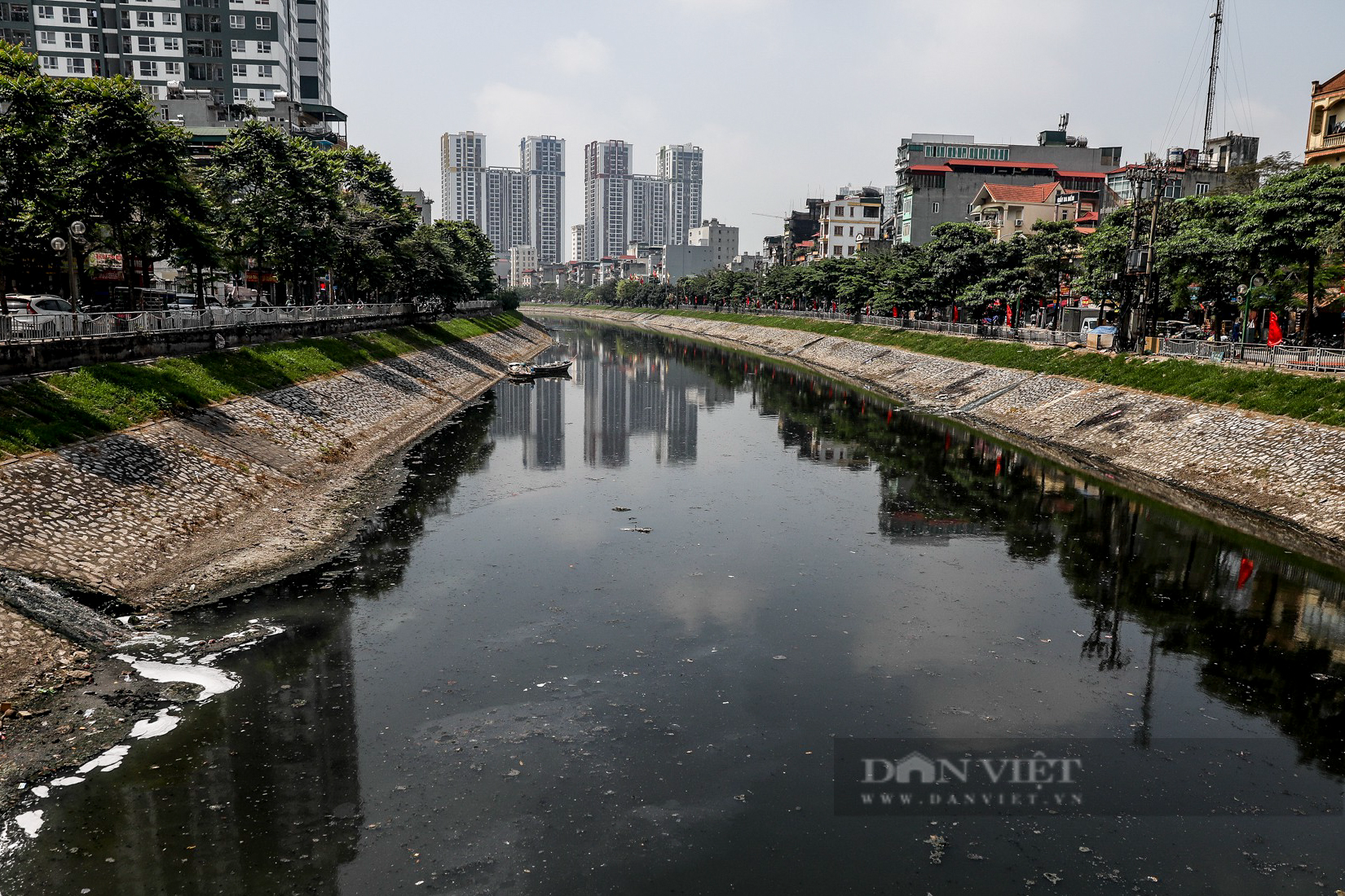 Vẻ khác lạ của con sông ô nhiễm nhất Hà Nội sau khi đổi màu nước - Ảnh 1.