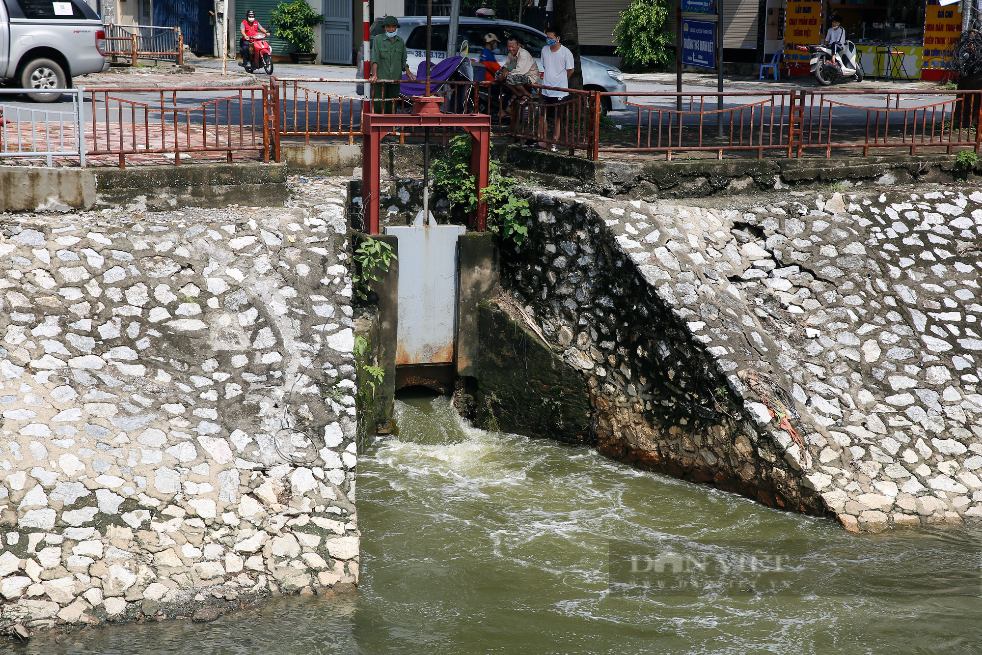 Vẻ đẹp khác lạ của con sông ô nhiễm nhất Hà Nội sau khi đổi màu nước - Ảnh 7.