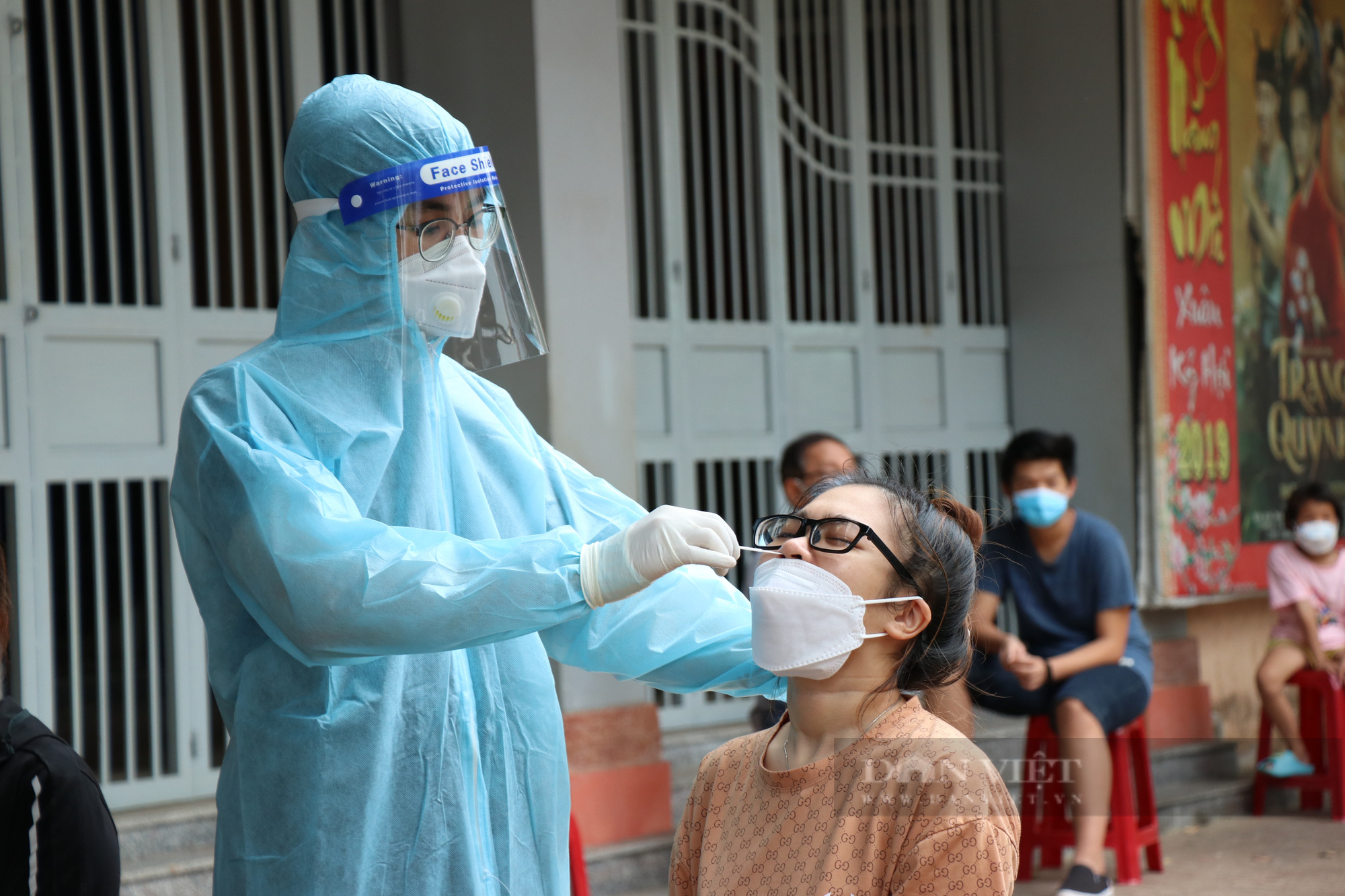 Đắk Lắk: Chở mẹ đi khám bệnh, nam thanh niên test nhanh phát hiện mắc Covid-19 - Ảnh 1.