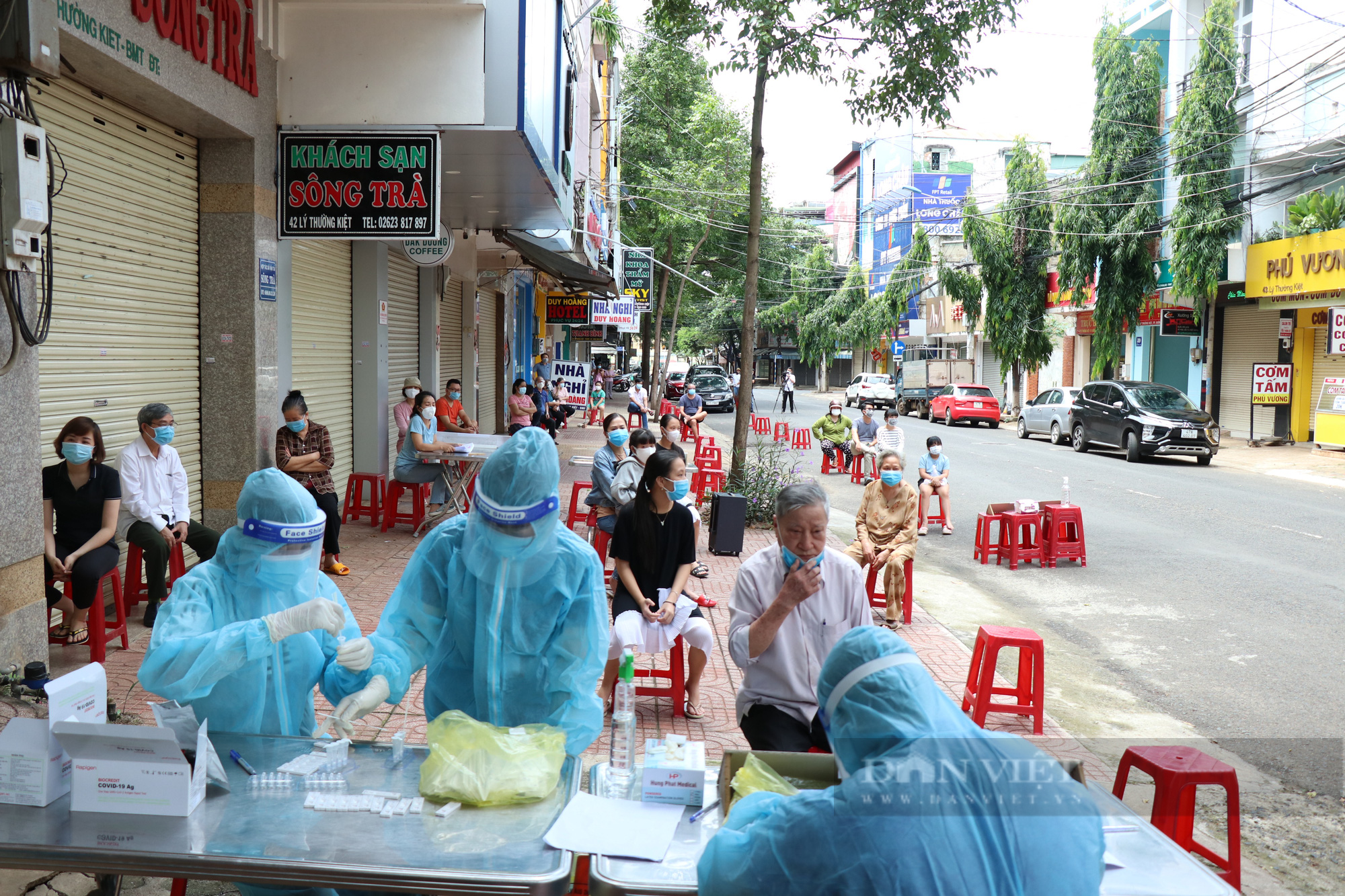 Đắk Lắk: Chở mẹ đi khám bệnh, nam thanh niên test nhanh phát hiện mắc Covid-19 - Ảnh 2.