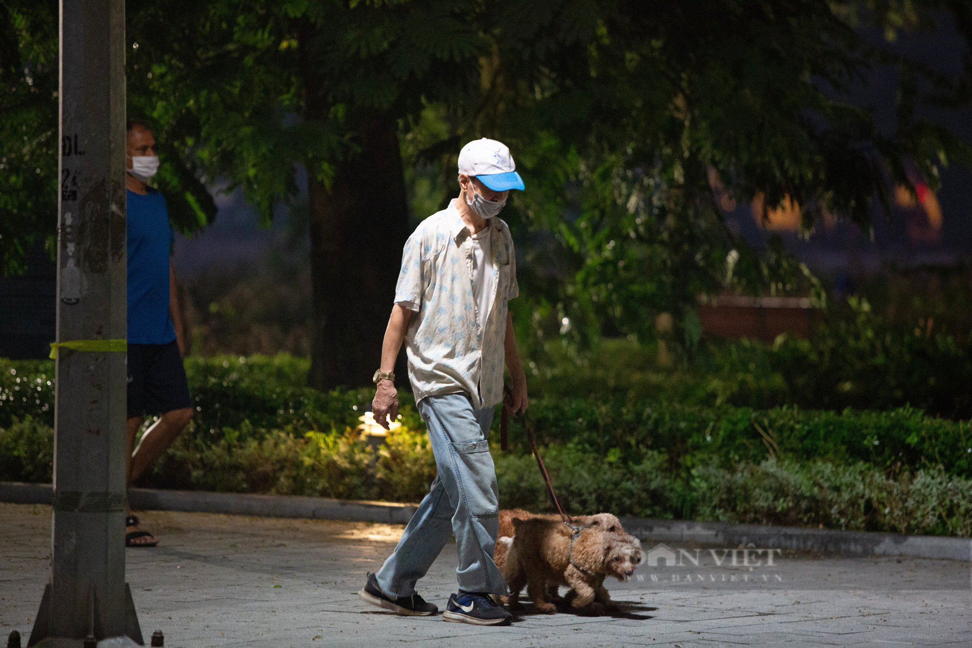 Hà Nội: Người dân vui sướng đổ ra bờ hồ Hoàn Kiếm luyện tập thể dục, thể thao sau hơn 2 tháng tạm dừng - Ảnh 5.