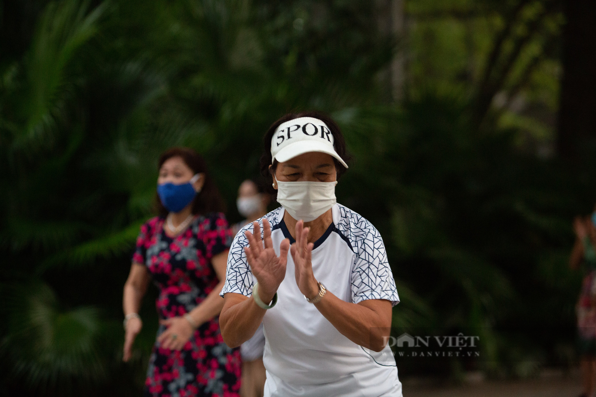 Hà Nội: Người dân vui sướng đổ ra bờ hồ Hoàn Kiếm luyện tập thể dục, thể thao sau hơn 2 tháng tạm dừng - Ảnh 7.