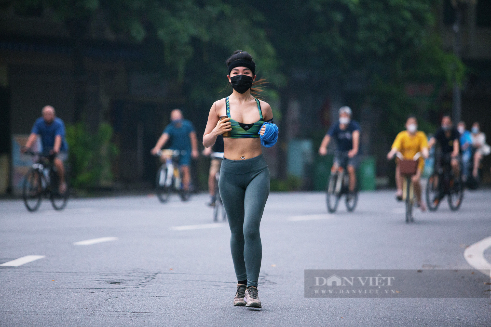 Hà Nội: Người dân vui sướng đổ ra bờ hồ Hoàn Kiếm luyện tập thể dục, thể thao sau hơn 2 tháng tạm dừng - Ảnh 8.