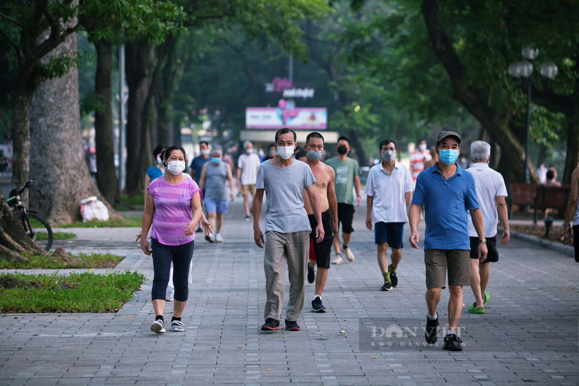 Hà Nội: Người dân vui sướng đổ ra bờ hồ Hoàn Kiếm luyện tập thể dục, thể thao sau hơn 2 tháng tạm dừng - Ảnh 11.