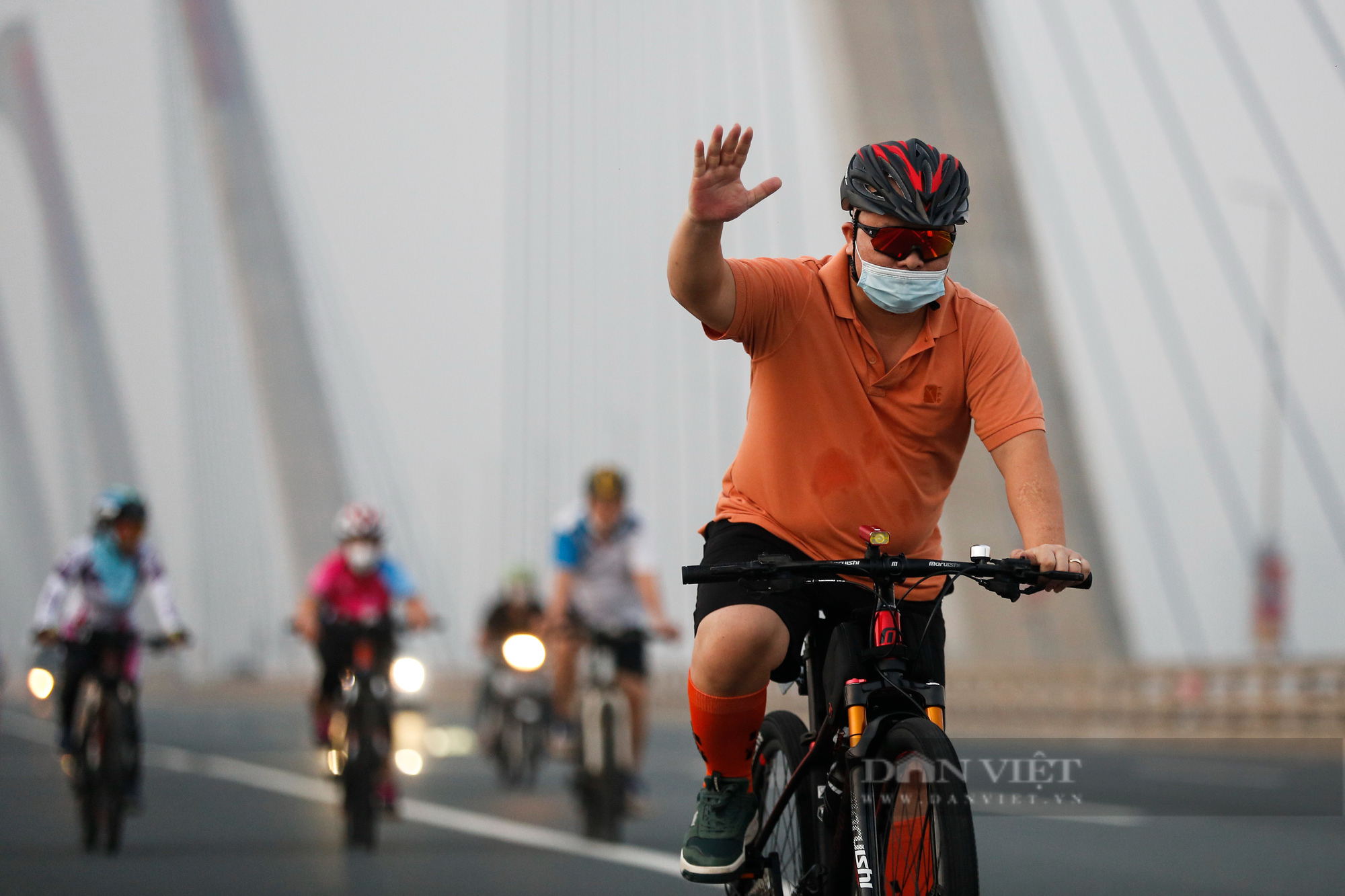 Người Hà Nội mở đường đua xe đạp sau khi nới lỏng giãn cách - Ảnh 8.