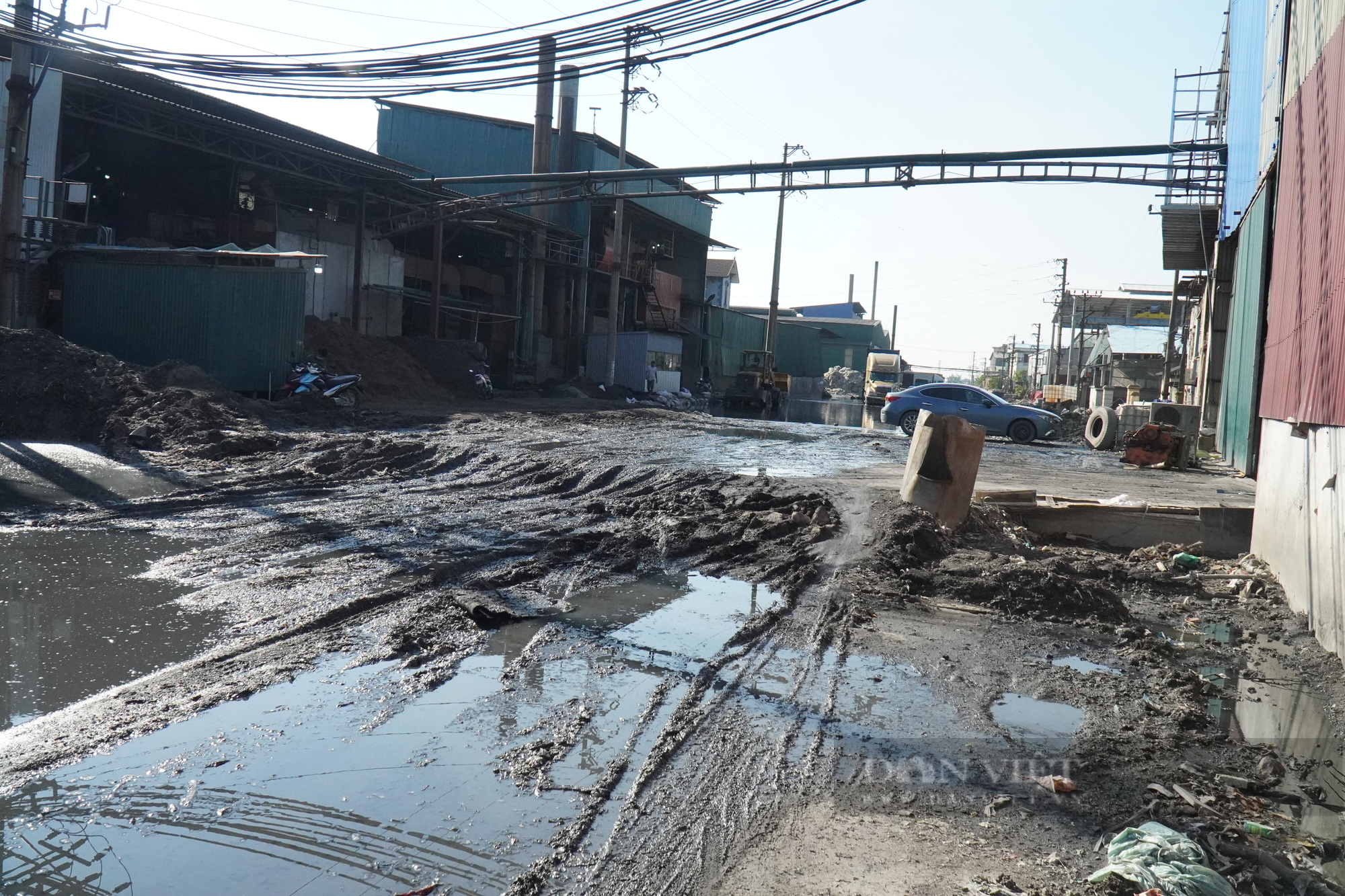 Bắc Ninh: Nước thải bùn đen lại tràn ngập đường CCN giấy Phú Lâm - Ảnh 2.