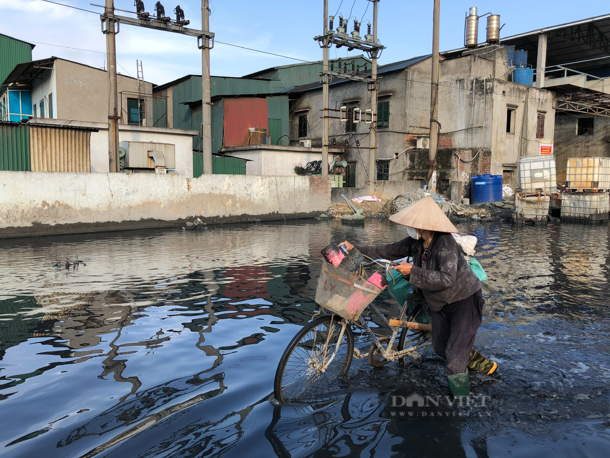 Bắc Ninh: Nước thải bùn đen lại tràn ngập đường CCN giấy Phú Lâm - Ảnh 3.
