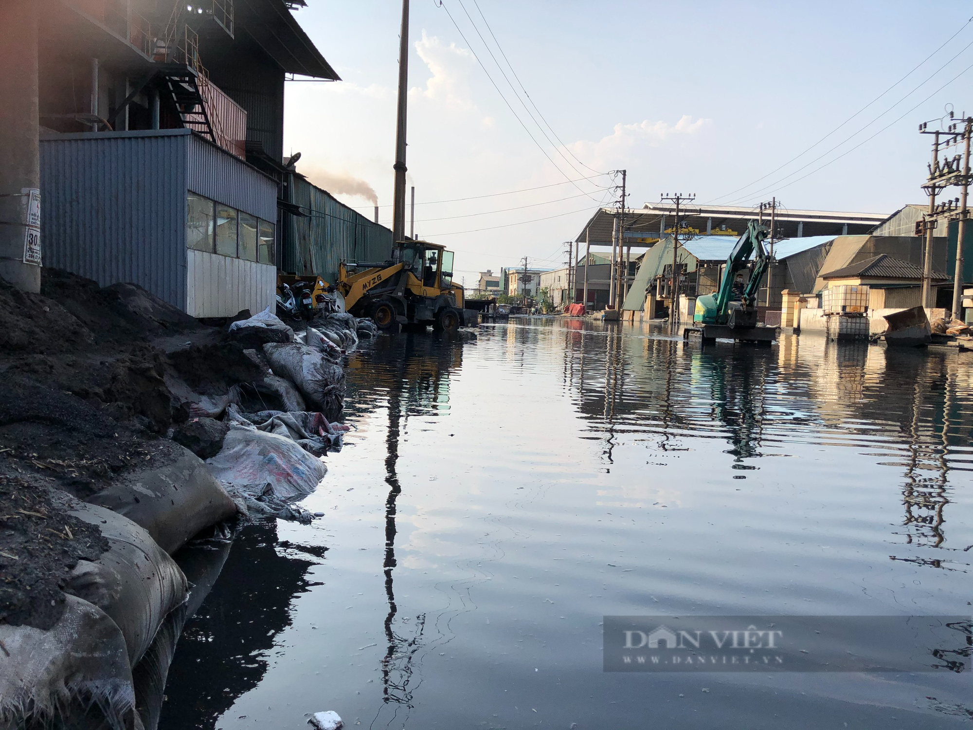Bắc Ninh: Nước thải bùn đen lại tràn ngập đường CCN giấy Phú Lâm - Ảnh 4.