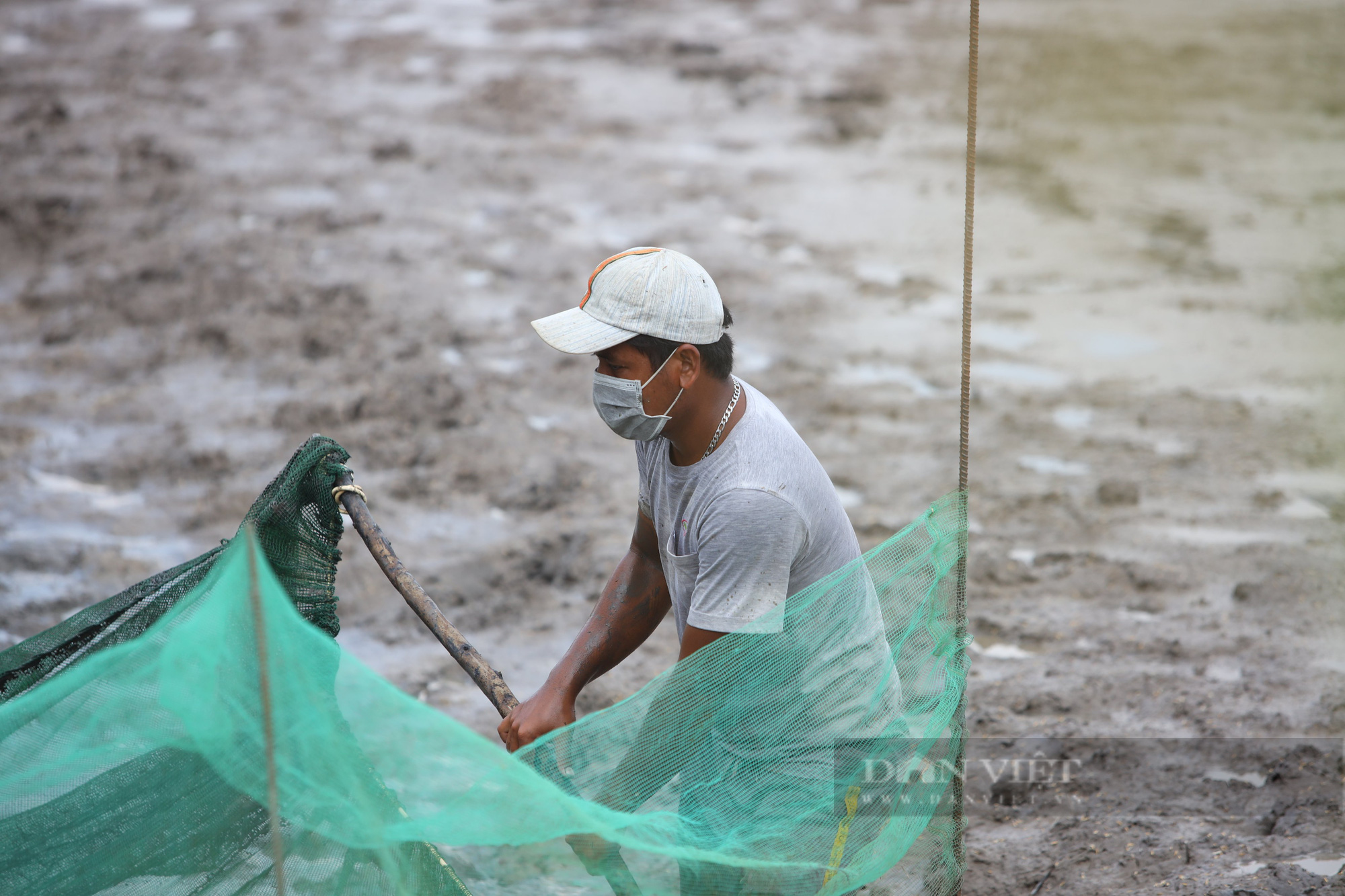 Ảnh: Người dân lao động mò cua, bắt cá lay lắt sống qua ngày tại TP.HCM - Ảnh 3.