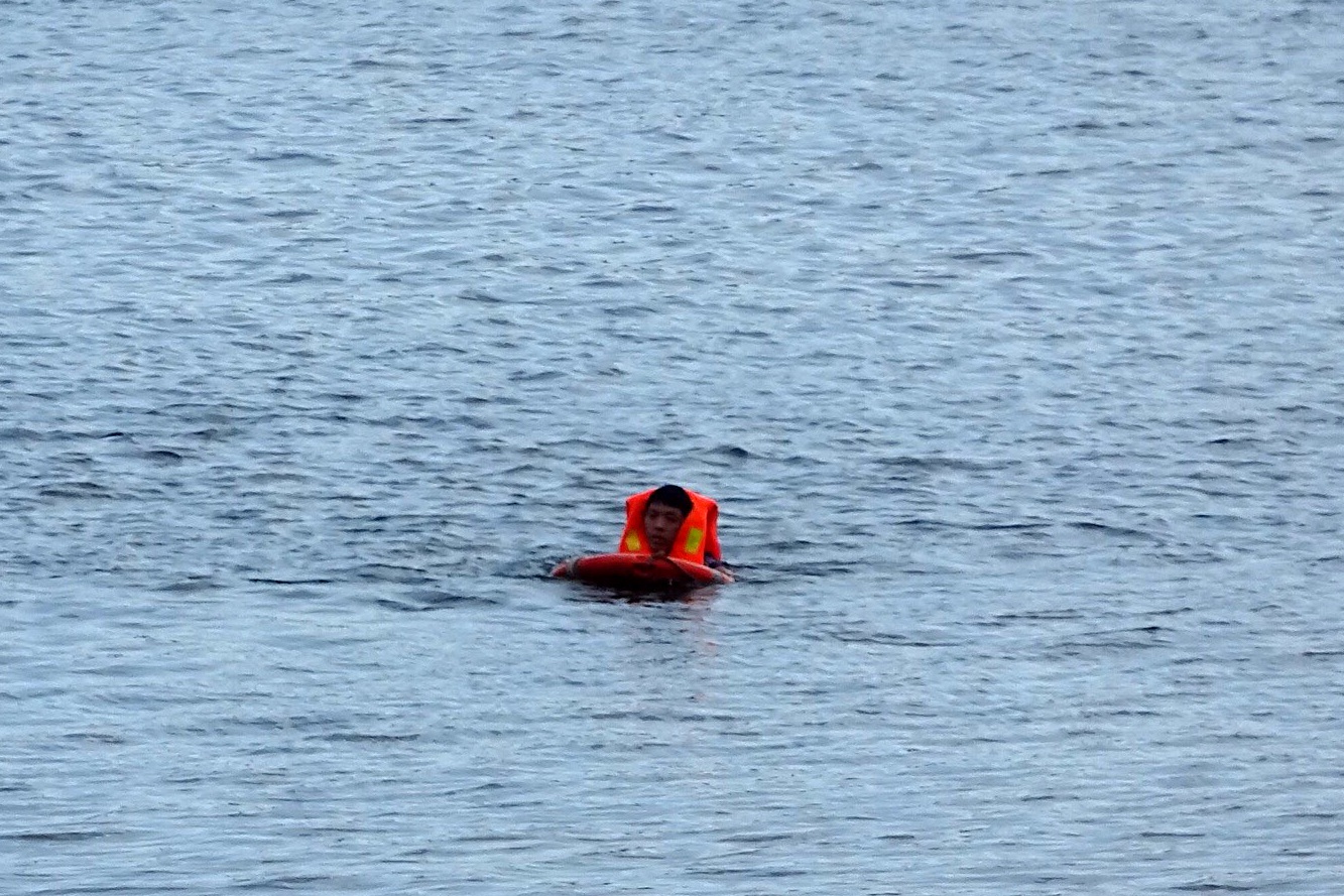 Rủ nhau thi bơi để quay clip, nam thanh niên chết đuối ở hồ &quot;tử thần&quot; - Ảnh 2.