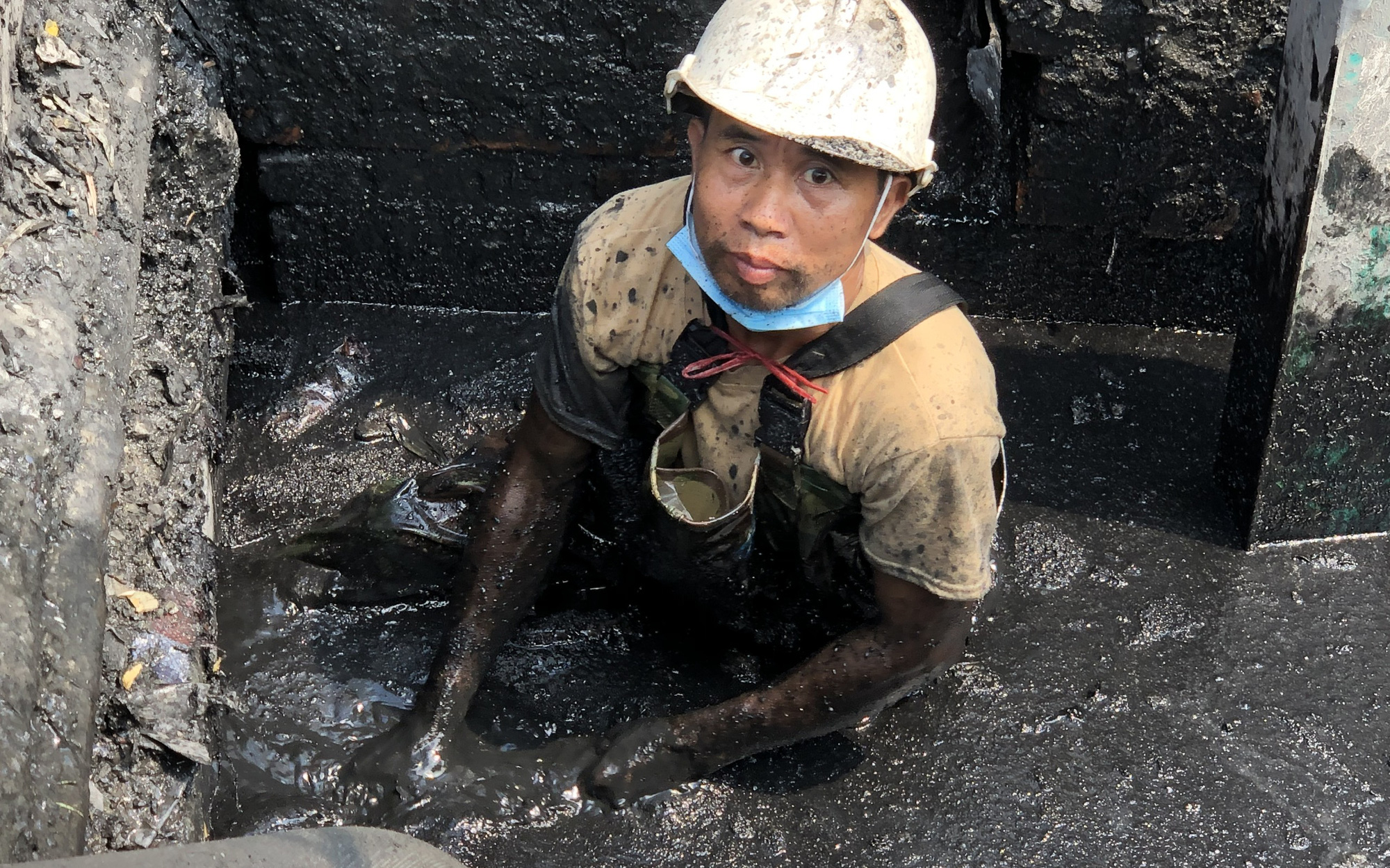 Bắc Ninh: Kinh hoàng nước thải bùn đen lại tràn ngập đường trong cụm công nghiệp giấy Phú Lâm