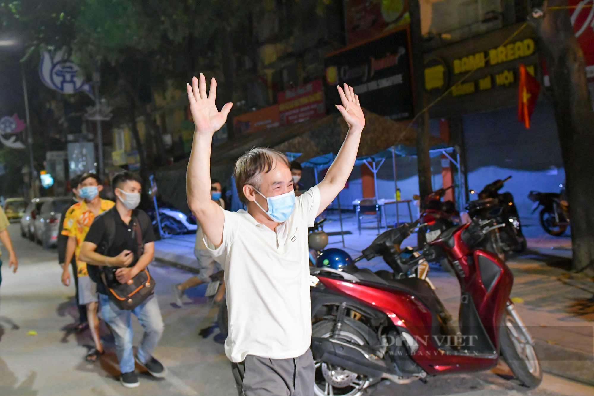 Hà Nội: Gỡ phong tỏa &quot;ổ dịch&quot; Thanh Xuân Trung, dân vỡ oà trở về nhà trong đêm - Ảnh 9.