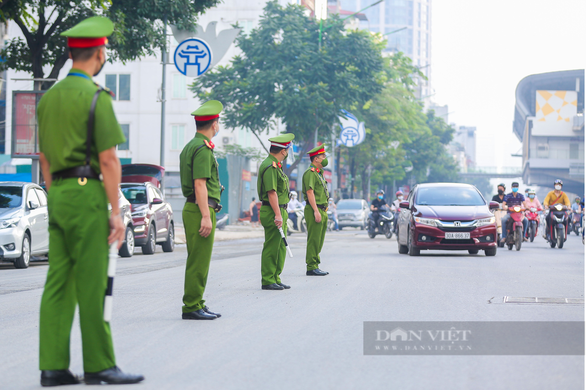 Hơn 1.000 người dân tại &quot;ổ dịch&quot; lớn nhất Hà Nội trở về nhà sau gần một tháng cách ly - Ảnh 1.
