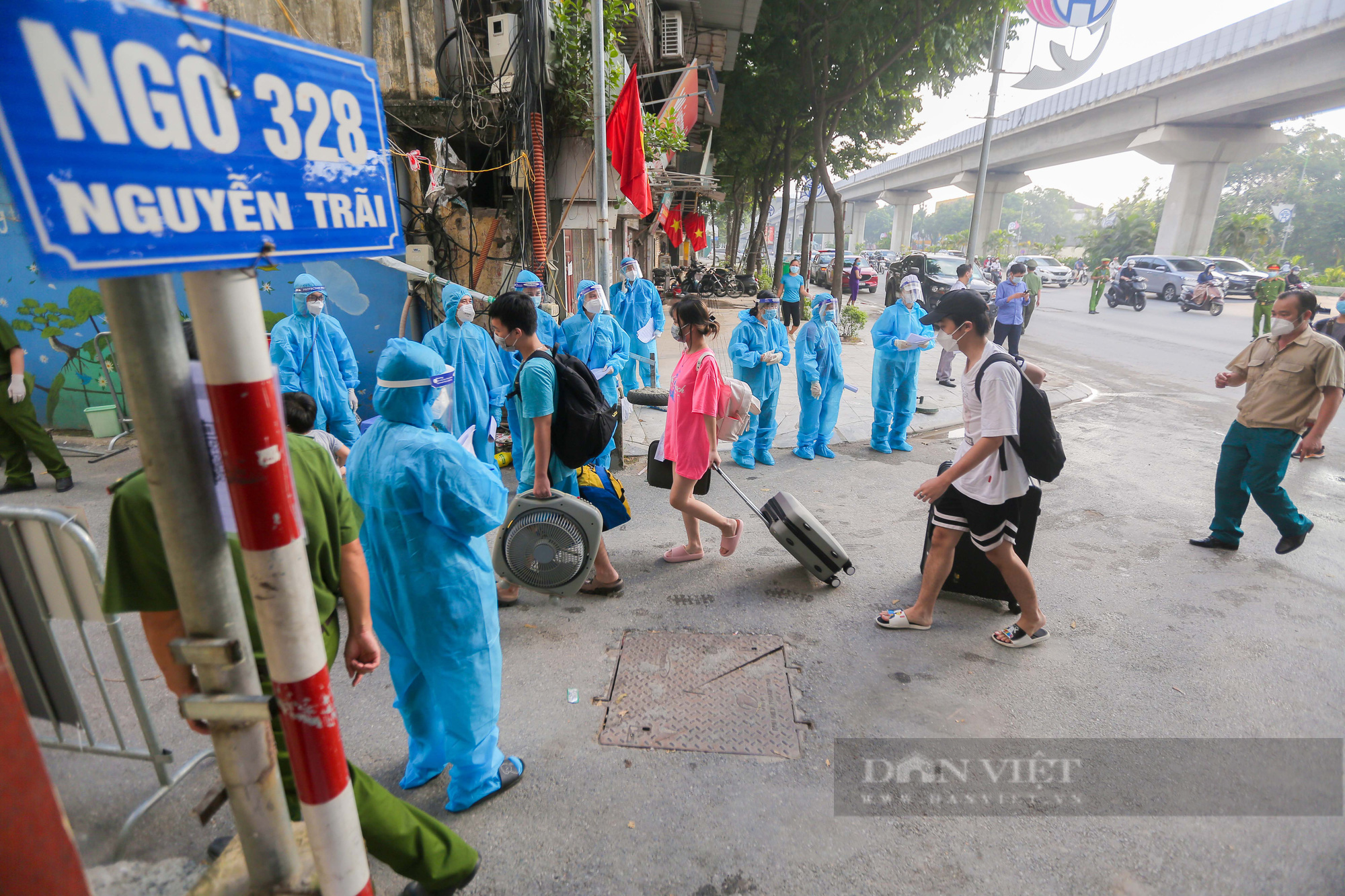 Hơn 1.000 người dân tại &quot;ổ dịch&quot; lớn nhất Hà Nội trở về nhà sau gần một tháng cách ly - Ảnh 2.