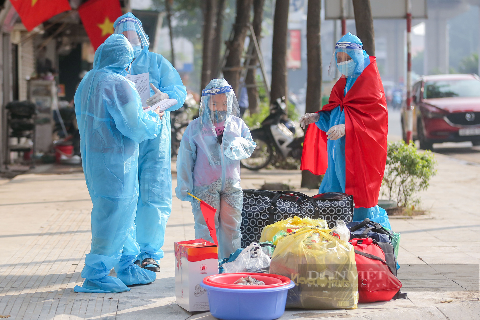Hơn 1.000 người dân tại &quot;ổ dịch&quot; lớn nhất Hà Nội trở về nhà sau gần một tháng cách ly - Ảnh 5.