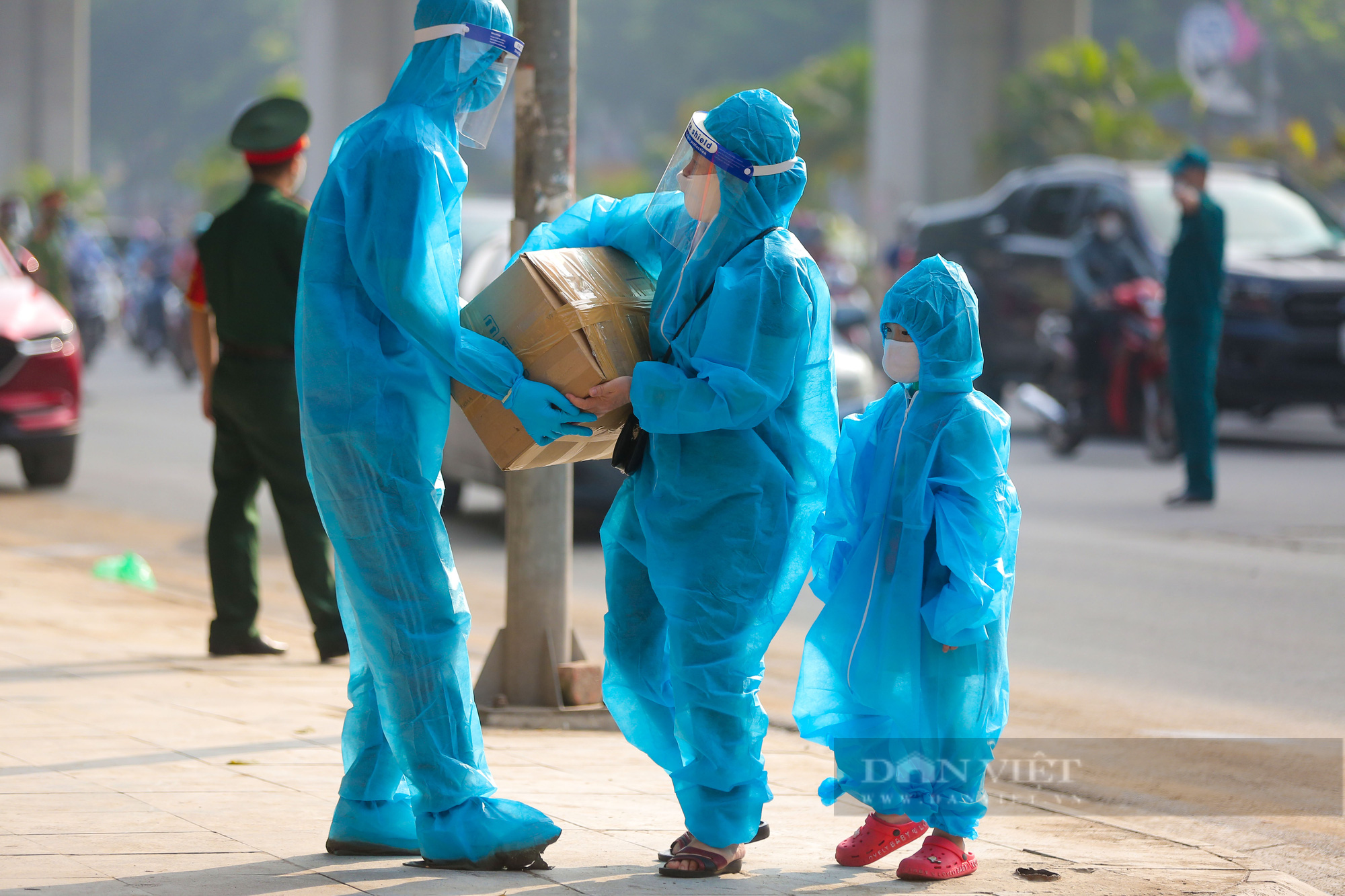 Hơn 1.000 người dân tại &quot;ổ dịch&quot; lớn nhất Hà Nội trở về nhà sau gần một tháng cách ly - Ảnh 6.