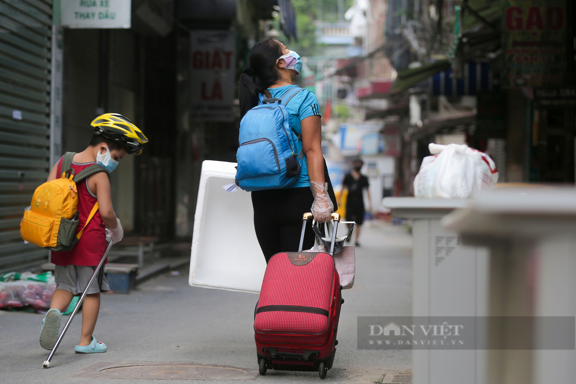 Hơn 1.000 người dân tại &quot;ổ dịch&quot; lớn nhất Hà Nội trở về nhà sau gần một tháng cách ly - Ảnh 9.