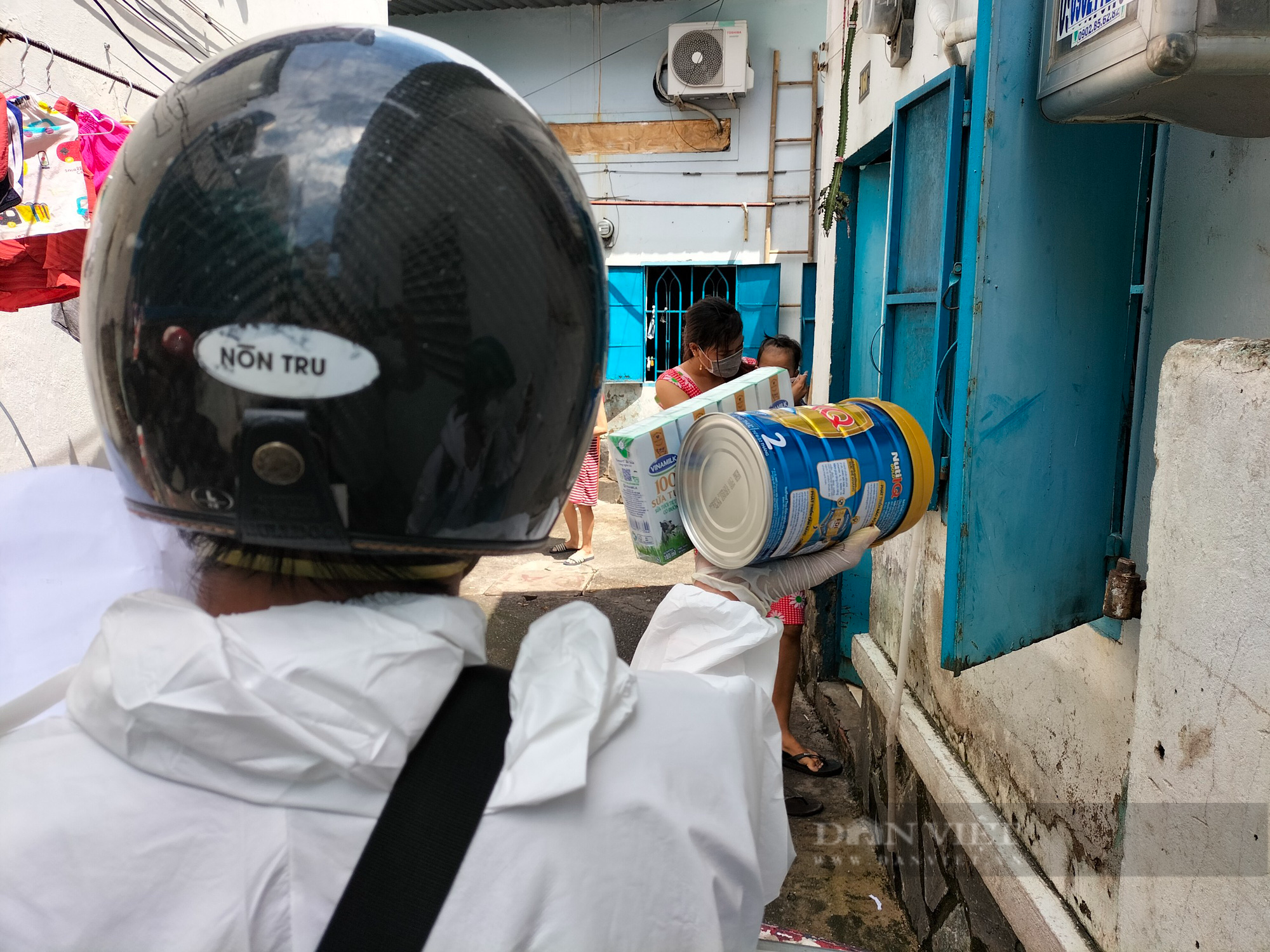 Chở đầy ắp yêu thương đến cho trẻ em nghèo ở Sài Gòn trên chuyến xe “sữa 0 đồng” - Ảnh 3.