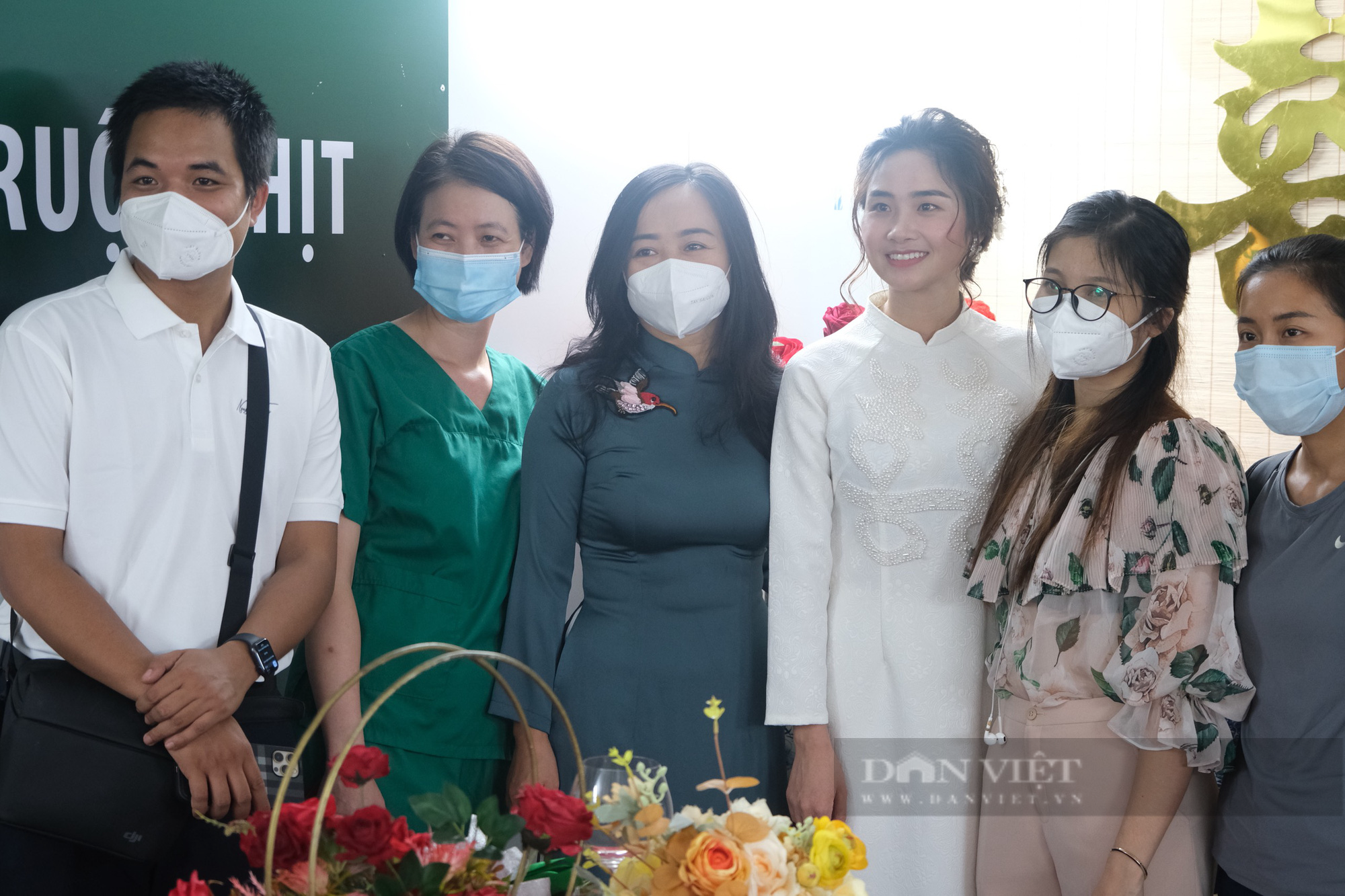 Xúc động đám cưới online tại bệnh viện dã chiến của cô dâu ở TP.HCM và chú rể ở Hà Nội - Ảnh 10.
