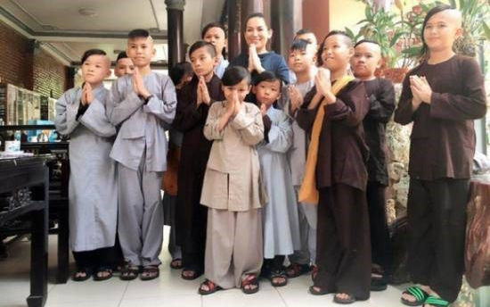 Cố ca sĩ nhận nuôi 13 trẻ mồ côi tại chùa Pháp Lạc (Bình Phước). Ảnh: TL