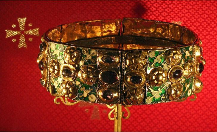 9 món đồ trang sức ẩn chứa “bí mật” của nhiều thế hệ Hoàng gia - Ảnh 5.