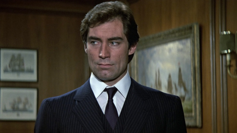 James Bond: Hành trình từ kẻ lăng nhăng, coi thường phụ nữ tới quý ông si tình - Ảnh 4.