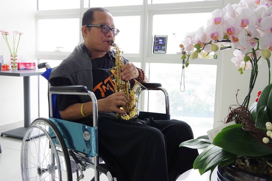 Nghệ sĩ Saxophone Trần Mạnh Tuấn thổi “Diễm xưa” tặng Phó Thủ tướng Vũ Đức Đam - Ảnh 1.