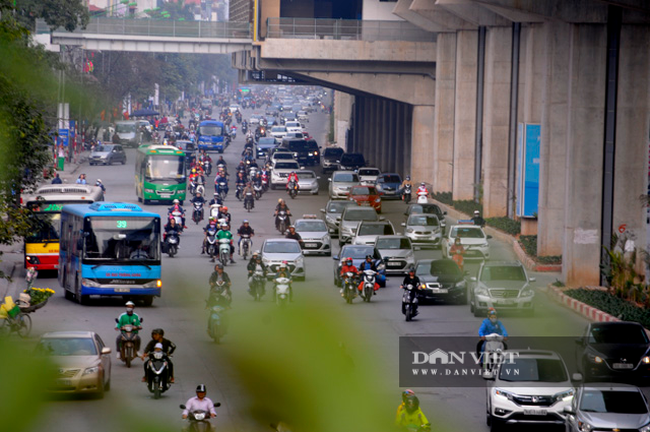 Hà Nội kéo dài thời gian phân làn ô tô xe máy trê đường Nguyễn Trãi - Ảnh 1.