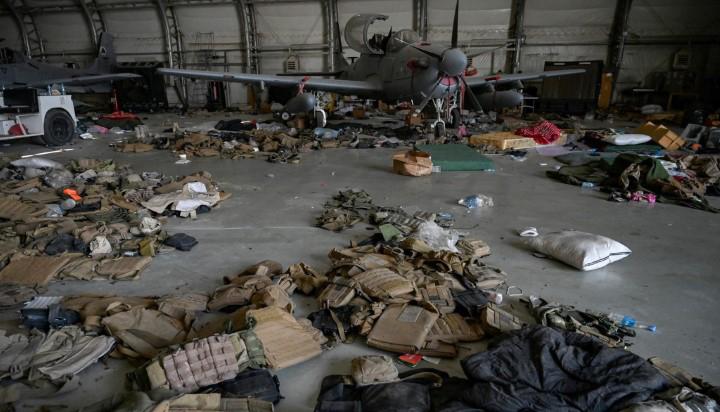 Cận cảnh dàn máy bay đắt đỏ bị Mỹ phá bỏ tại sân bay Kabul - Ảnh 10.