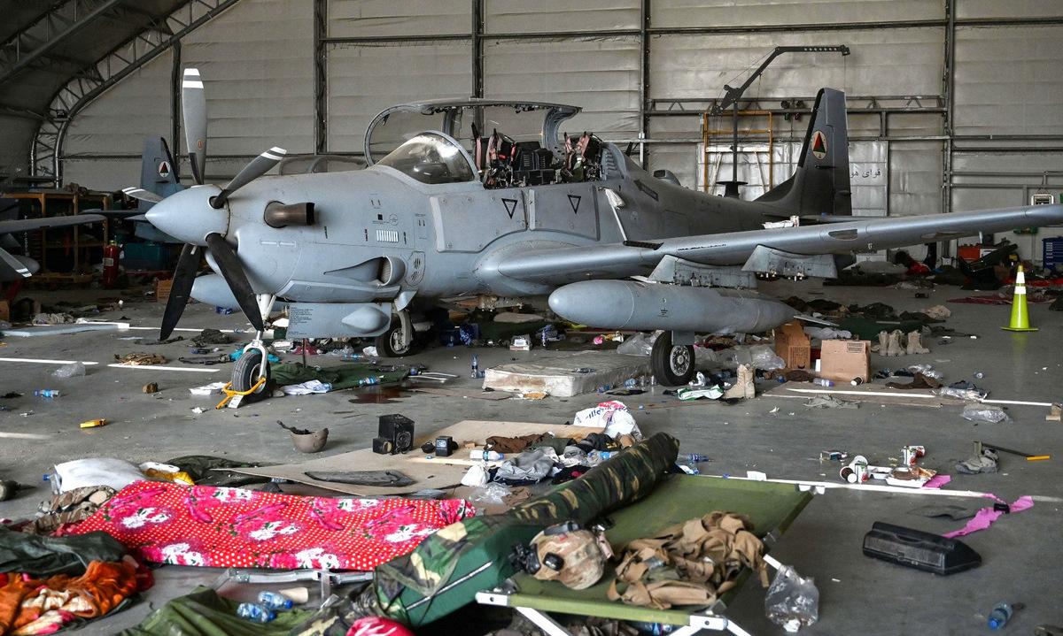 Cận cảnh dàn máy bay đắt đỏ bị Mỹ phá bỏ tại sân bay Kabul - Ảnh 11.