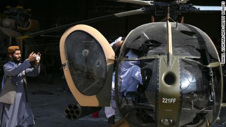Cận cảnh dàn máy bay đắt đỏ bị Mỹ phá bỏ tại sân bay Kabul - Ảnh 12.